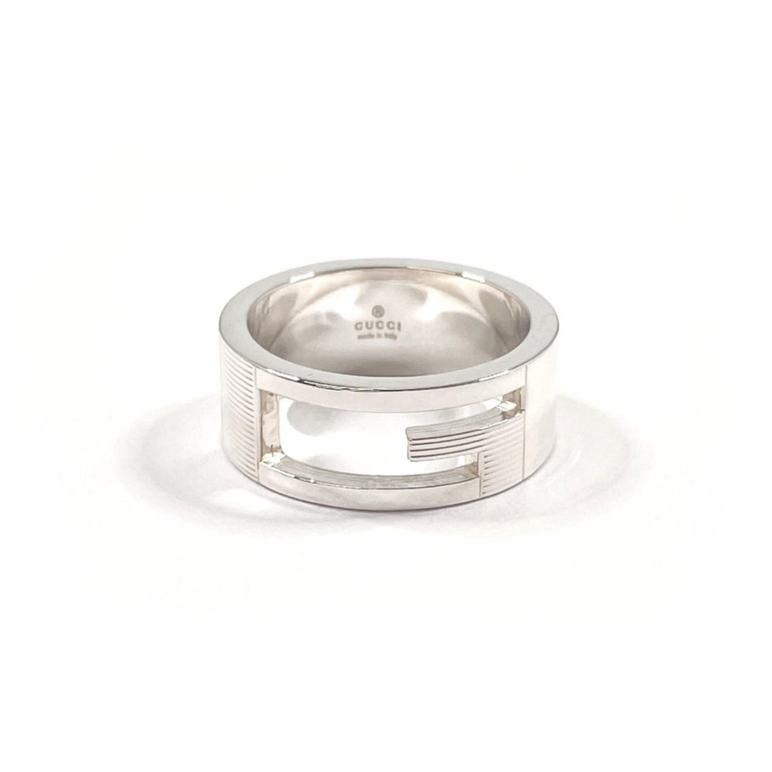 GUCCI Branded Cutout G Ring, Sterling Silver 925, 13.5cm, Unisex: --- Catalog ---Category: PackNumber in Pack: 1Category: SizeJP Size: 13.5US Size: 6.75Category: DesignType: Band ringColor: SilverGender: Men,WomenMaterial: Silver 925Category: GeneralBrand: GucciCoun