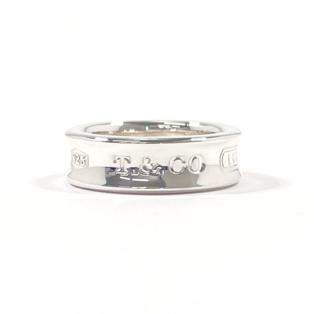 TIFFANY&Co. Tiffany 1837 Medium Ring, Sterling Silver 925, Size 15, Silver, Men's: --- Catalog ---Category: PackNumber in Pack: 1Category: SizeJP Size: 15US Size: 7.5Category: DesignType: Band ringColor: SilverGender: MenMaterial: Silver 925Category: GeneralBrand: Tiffany--- Item Li
