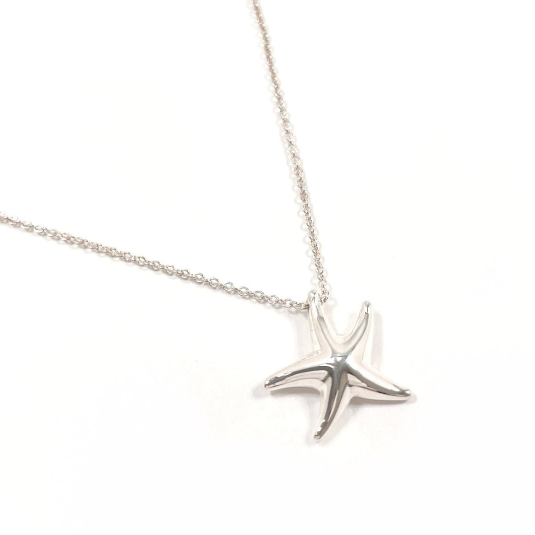 TIFFANY&Co. Tiffany Starfish Elsa Peretti Necklace, Sterling Silver 925, Women's: --- Catalog ---Category: SizePendant Size: 15mm x 14.5mm / 0.59'' x 0.57''Neck Circumference: 40.5 cm / 15.94''Category: DesignColor: SilverGender: WomenMaterial: Silver 925Necklace Type: NecklaceCate