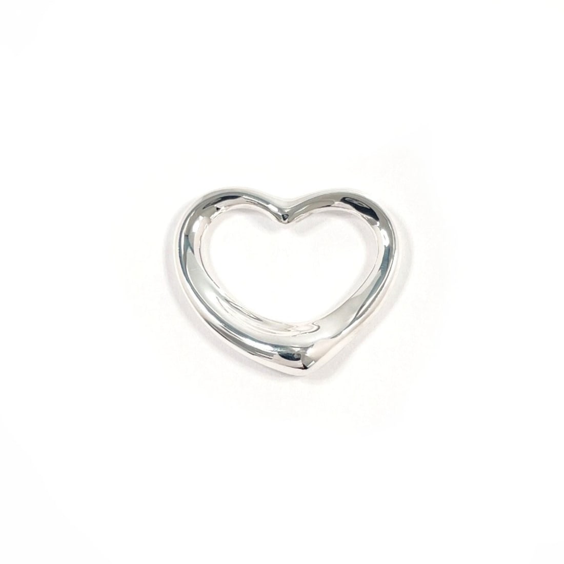 TIFFANY&Co. Tiffany Open Heart Elsa Peretti Pendant Top, Sterling Silver 925, Silver, Women's: --- Catalog ---Category: SizePendant Size: 18.7mm x 22.3mm / 0.73'' x 0.87''Category: DesignColor: SilverGender: WomenMaterial: Silver 925Pendant Type: PendantNecklace Type: PendantCategory: GeneralBr