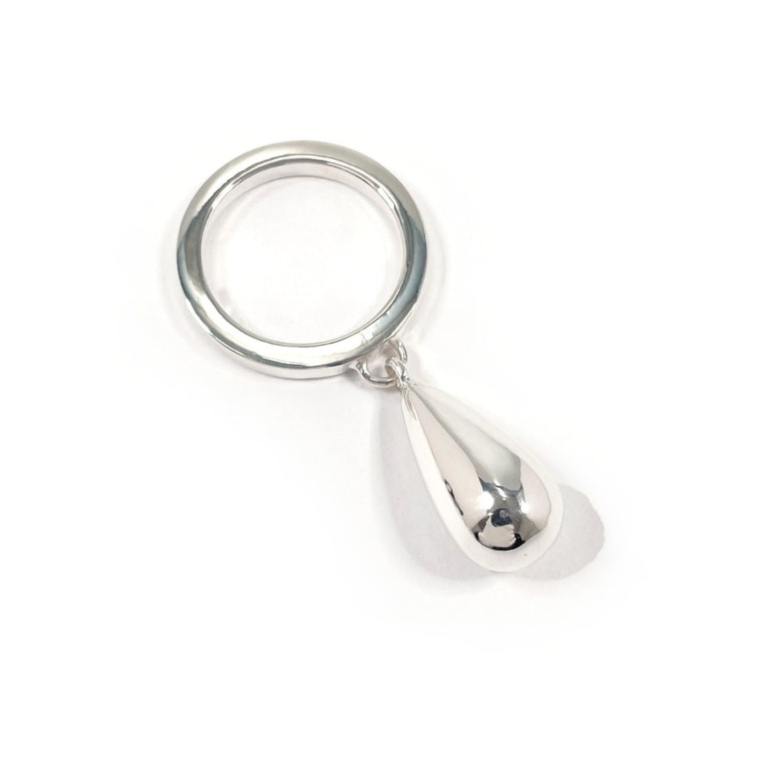 GUCCI Teardrop Ring, Sterling Silver 925, Size 15.5cm, Unisex: --- Catalog ---Category: PackNumber in Pack: 1Category: SizeJP Size: 15.5US Size: 7.5Category: DesignType: Band ringColor: SilverGender: Women,MenMaterial: Silver 925Category: GeneralBrand: GucciCount