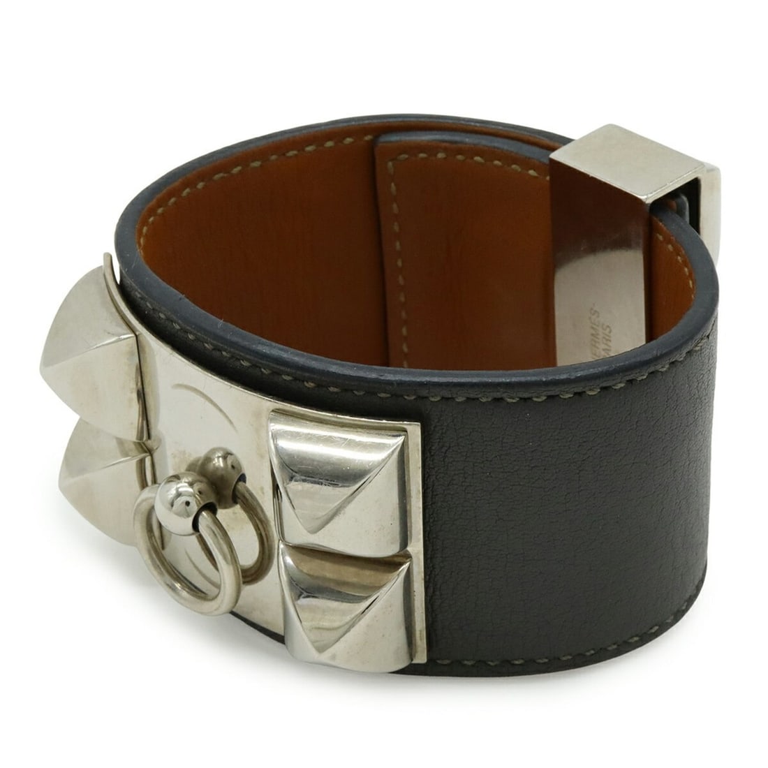 HERMES Collier de Chien Medor Bracelet Bangle Studded Leather Dark Gray #S ?R Stamp: --- Catalog ---Category: SizeWidth: 4cm / 1.57''Length: 18cm / 7.08''Category: DesignType: Charm braceletColor: Dark grayGender: MenMaterial: LeatherCategory: GeneralBrand: Hermes--- Item List ---Sect