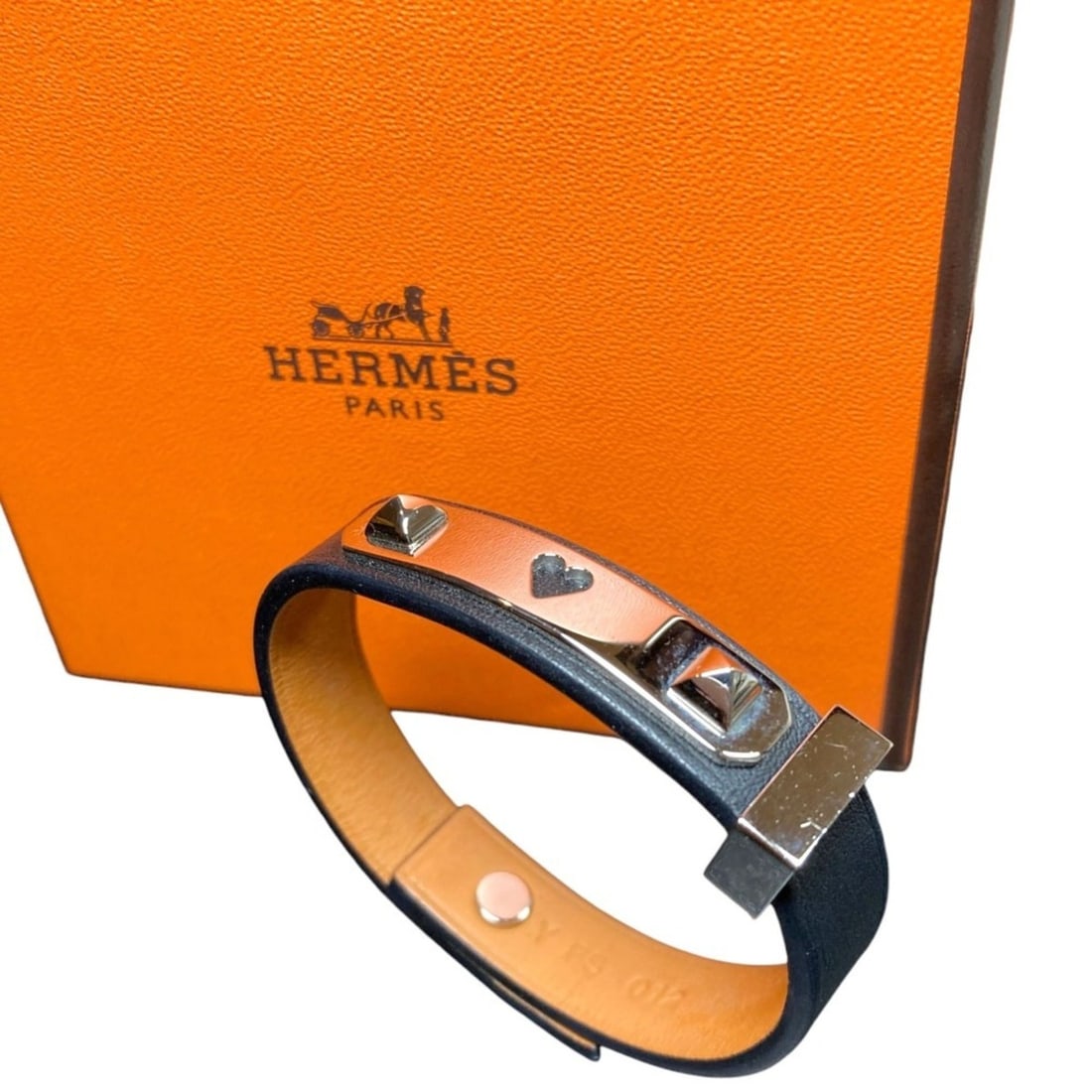 HERMES Hermes As de Coeur Heart Motif Leather Bracelet T2 Navy Silver Color Women's: --- Catalog ---Category: SizeLength: 18.5cm / 7.28''Category: DesignType: Charm braceletColor: NavyGender: WomenMaterial: Swift leatherCategory: GeneralBrand: Hermes--- Item List ---Section: Condition