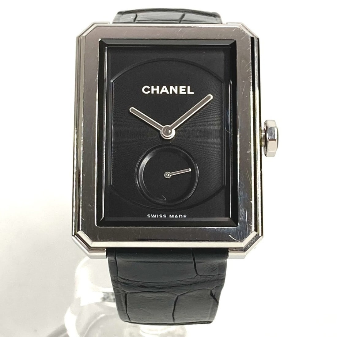 CHANEL H5319 Boyfriend Logo Watch with Leather Strap, Black, for Men and Women: --- Catalog ---Category: SizeWrist Size: 14.8cm - 18cm / 5.82'' - 7.08''Case Diameter: 28mm / 1.1''Category: DesignType: WristwatchGender: Men,WomenColor (Dial): BlackMaterial (Band): LeatherCategory: