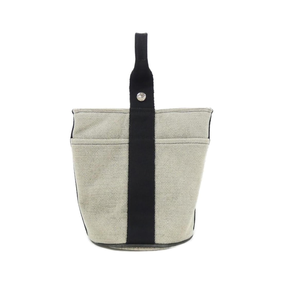 Hermes Saxo PM 102021M Handbag: --- Catalog ---Category: SizeSize (HxWxD): 22cm x 18cm x 18cm / 8.66'' x 7.08'' x 7.08''Category: DesignType: HandbagColor: BlackGender: Women,MenMaterial: Canvas Category: GeneralMPN: 102021MBrand: H