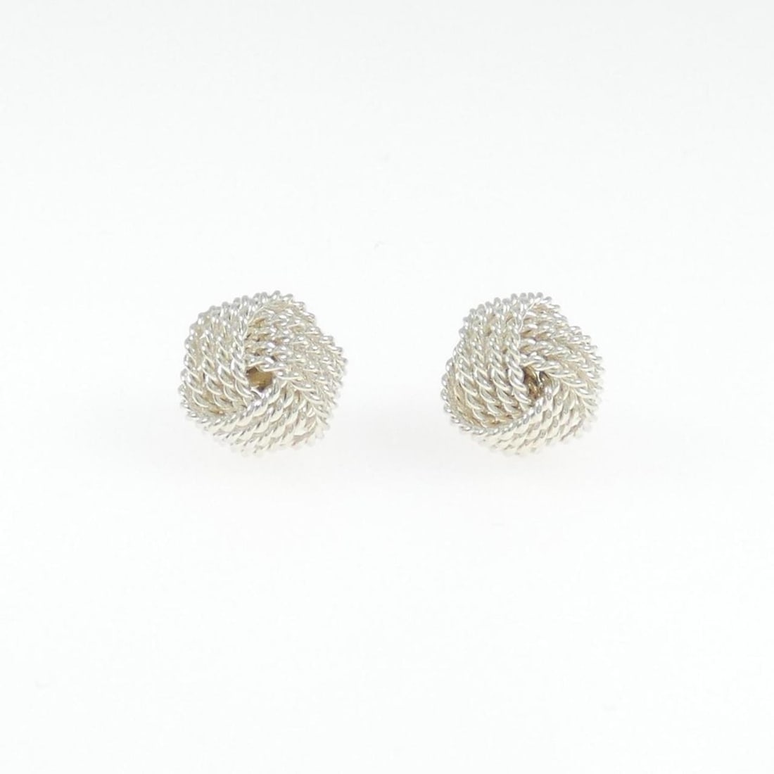 Tiffany Twist Knot Earrings: --- Catalog ---Category: SizeWeight: 2.9g / 0.1oz.Size (HxWxD): 9.50mm x 9.50mm / 0.37'' x 0.37''Category: DesignType: Stud earringsGender: WomenMaterial: Silver 925Category: GeneralLine: KnotBrand: T