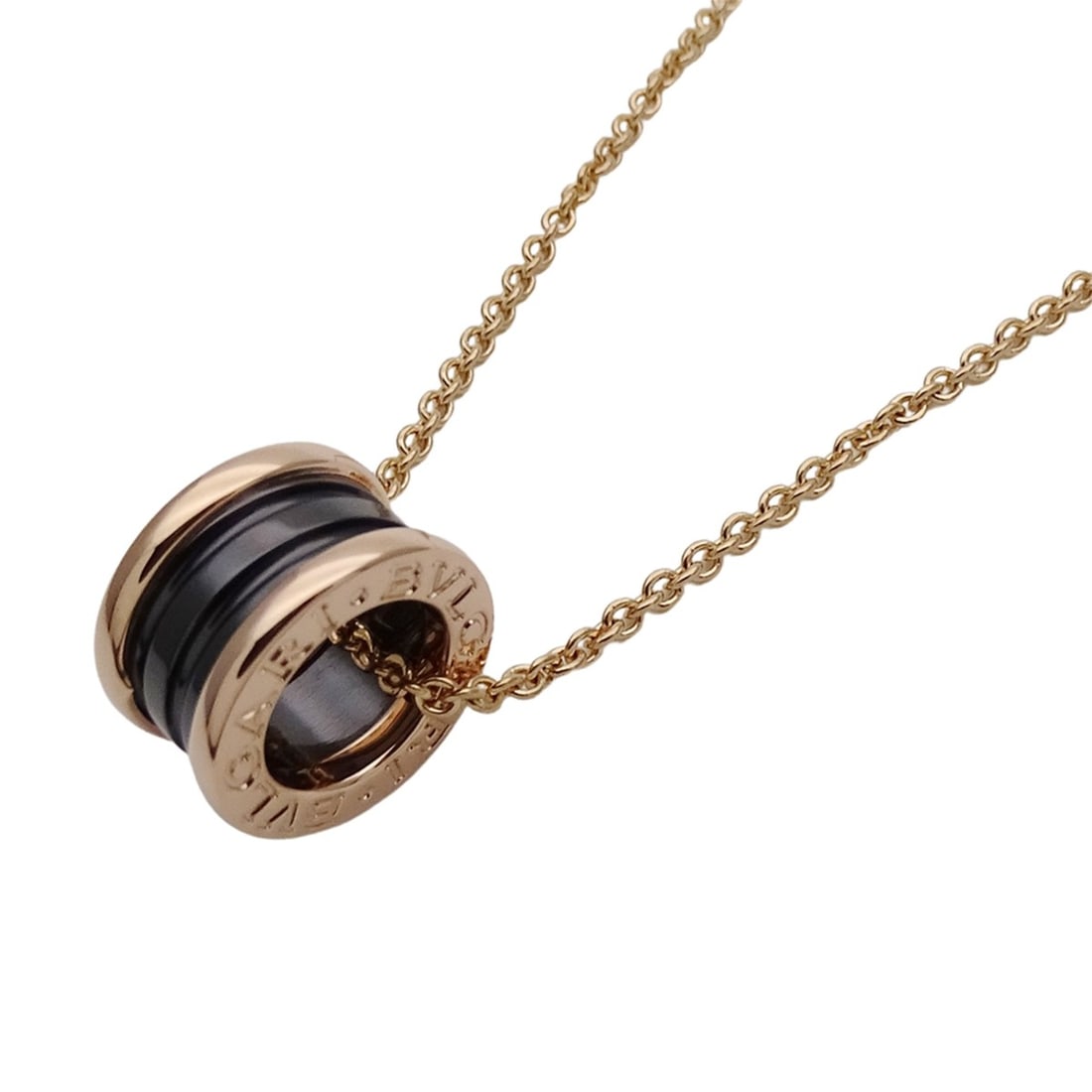 BVLGARI necklace for women and men, brand name, 750PG black ceramic, B-zero1, pink gold jewelry,: --- Catalog ---Category: SizeWeight: 12.6g / 0.44oz.Pendant Size: 14.6mm x 8.9mm / 0.57'' x 0.35''Neck Circumference: 39.5 cm - 46.5 cm / 15.55'' - 18.3''Category: DesignColor: Black, Pink goldGender: