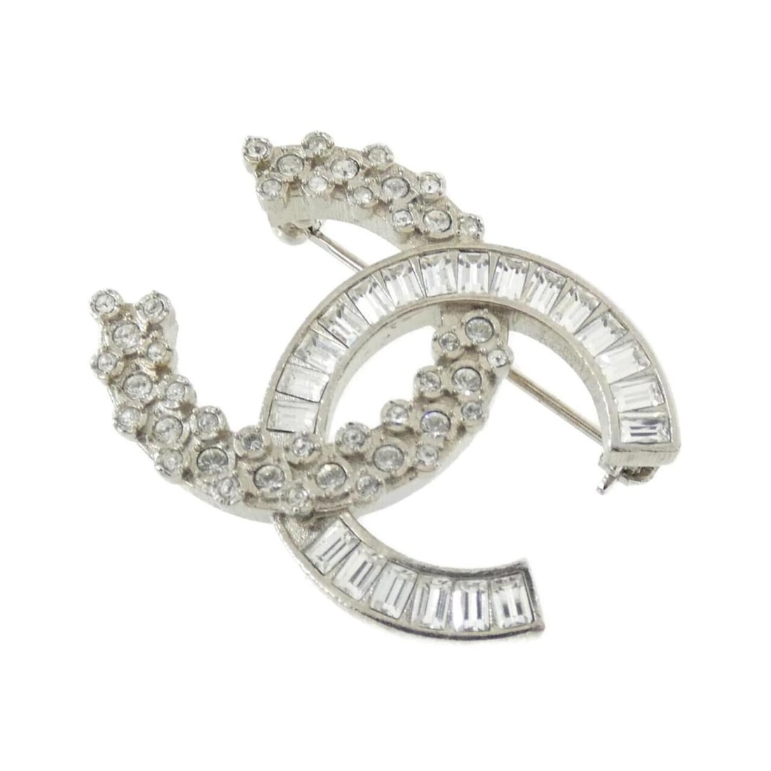 Chanel 96994 Brooch: --- Catalog ---Category: SizeSize (HxWxD): 2.5cm x 3.5cm / 0.98'' x 1.37''Category: DesignType: BroochColor: ClearStone: CrystalGender: WomenCategory: GeneralBrand: Chanel--- Item List ---Section: Con