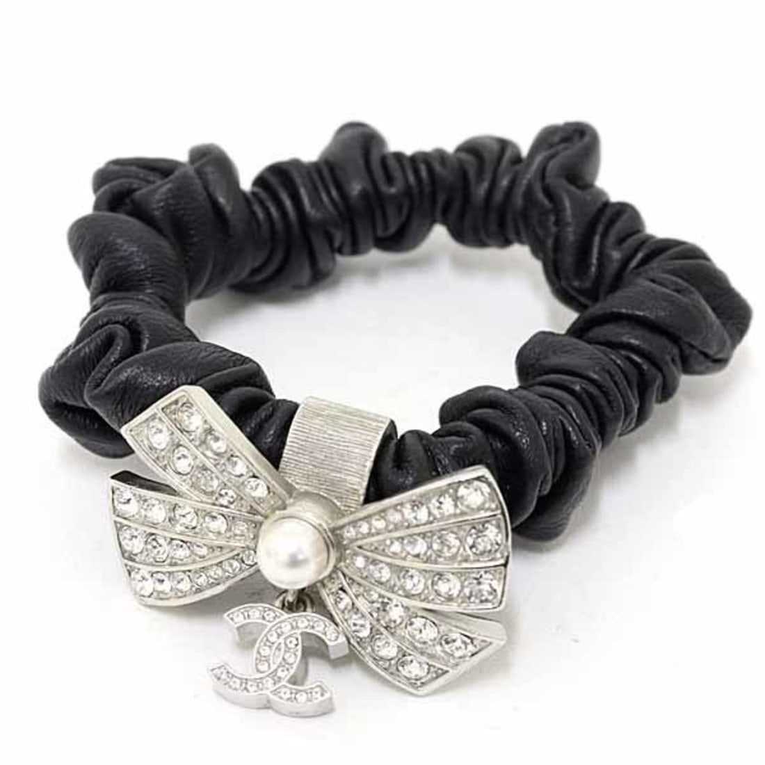 CHANEL Hair Scrunchie with Coco Mark Ribbon, Rhinestones, Faux Pearls, Leather and Metal A22P: --- Catalog ---Category: SizeWeight: 22g / 0.77oz.Size (LxW): 12cm / 4.72''Charm Size (LxW): 2.29cm x 4cm / 0.9'' x 1.57''Category: DesignType: ScrunchieColor: BlackStone: RhinestoneGender: WomenMater