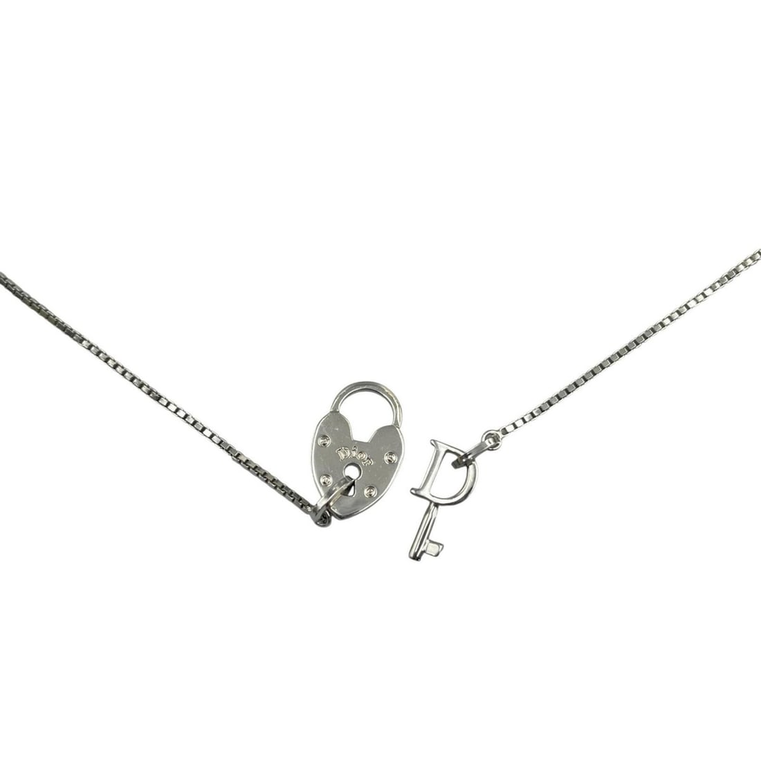 Christian Dior Dior necklace with heart lock motif, metal, silver, for women.: --- Catalog ---Category: SizePendant Size: 20mm x 11mm / 0.78'' x 0.43''Neck Circumference: 53 cm / 20.86''Category: DesignColor: SilverGender: WomenMaterial: MetalNecklace Type: NecklaceCategory: Gen
