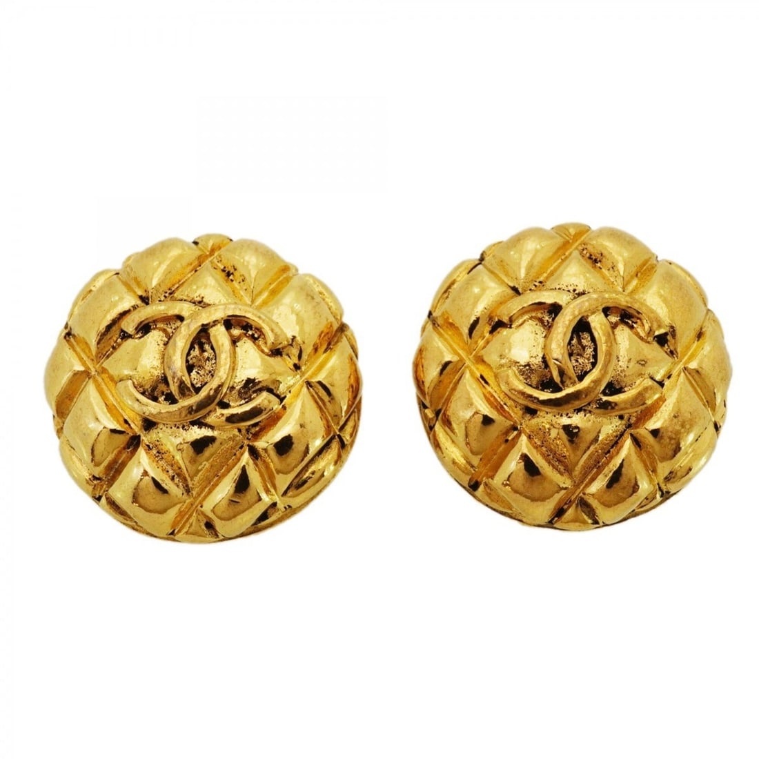 Chanel earrings, Coco Mark, Matelassé, Circle, GP plated, gold, women's.: --- Catalog ---Category: SizeSize (HxWxD): 24.30mm x 24.60mm / 0.96'' x 0.97''Category: DesignType: Clip earringsColor: GoldGender: WomenMaterial: Gold platingCategory: GeneralBrand: Chanel--- Item Li