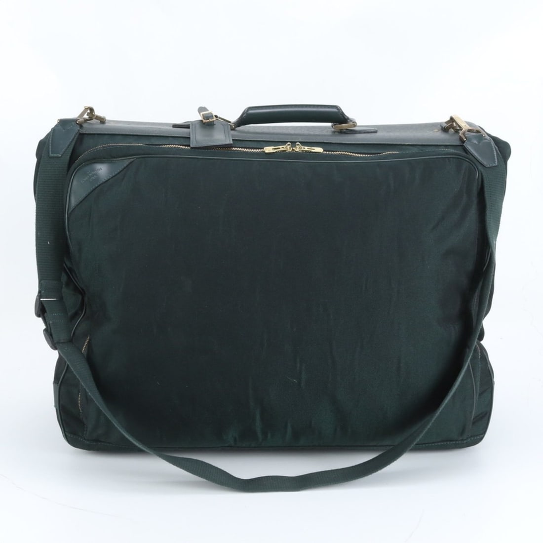 Louis Vuitton Taiga Portable Cinq Centrée Garment Boston Bag Shoulder for Men: --- Catalog ---Category: SizeSize (HxWxD): 45cm x 50cm x 18cm / 17.71'' x 19.68'' x 7.08''Strap Length: 142cm / 55.9''Handle Length: 25cm / 9.84''Category: DesignType: Boston bagColor: EpiseaGender: M