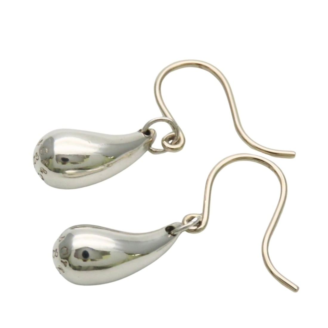 Tiffany & Co. Teardrop Earrings, Sterling Silver 925, Hook Elsa Peretti Design, Women's.: --- Catalog ---Category: SizeWeight: 3.8g / 0.13oz.Size (HxWxD): 23.90mm x 5.80mm / 0.94'' x 0.23''Category: DesignType: Drop earringsColor: SilverGender: WomenMaterial: Silver 925Category: GeneralBra