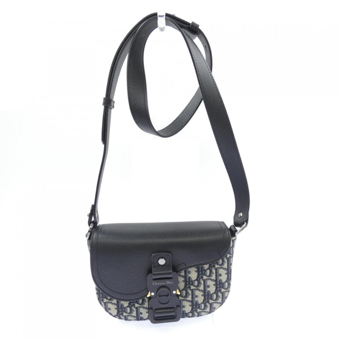 Christian Dior Dior Flap Messenger Bag Mini Oblique Jacquard 2ADCA435YKS Handbag: --- Catalog ---Category: SizeSize (HxWxD): 13cm x 20cm x 5.5cm / 5.11'' x 7.87'' x 2.16''Category: DesignType: Shoulder bagColor: Beige, Black, NavyGender: WomenCategory: GeneralMPN: 2ADCA435YKSBrand: