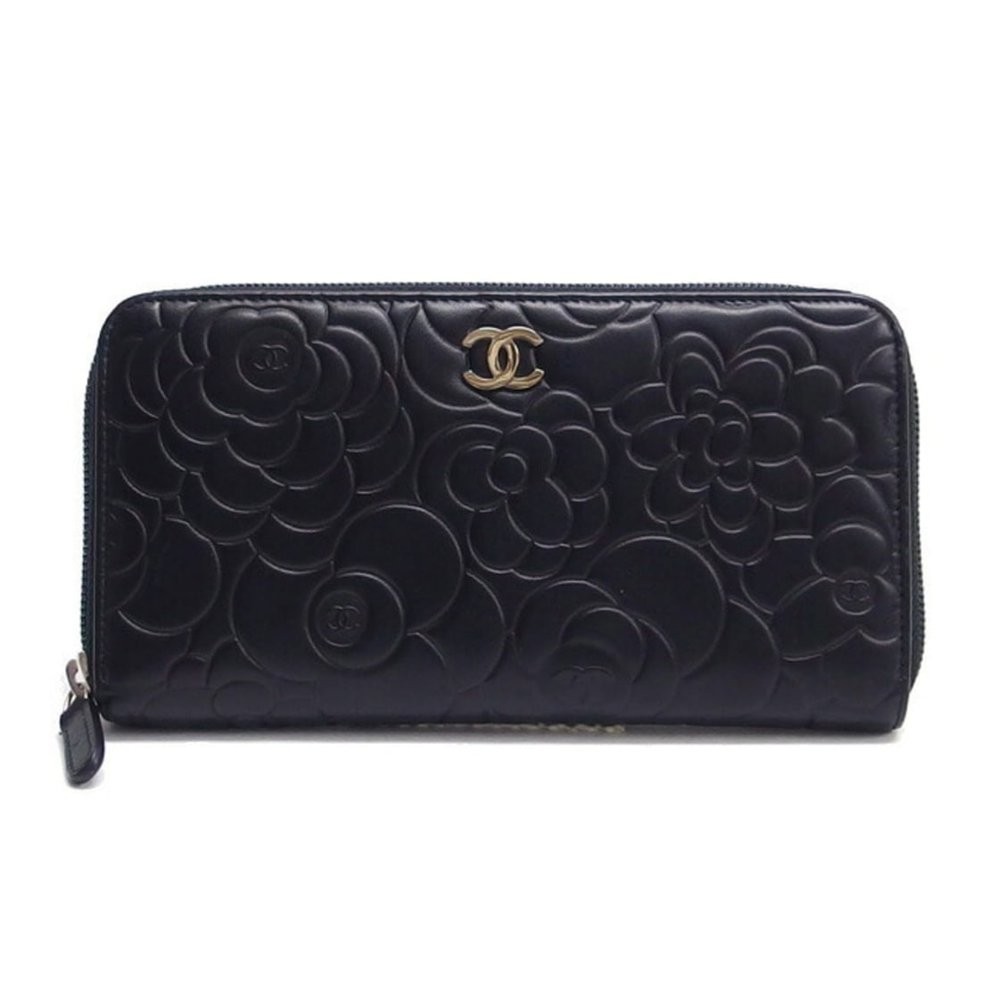 Chanel lambskin embossed with camellia pattern, round zip wallet, black.: --- Catalog ---Category: SizeSize (HxWxD): 10cm x 19cm x 2.5cm / 3.93'' x 7.48'' x 0.98''Category: DesignType: Long wallet (bi-fold)Color: BlackGender: WomenMaterial: Leather Category: GeneralBrand: C