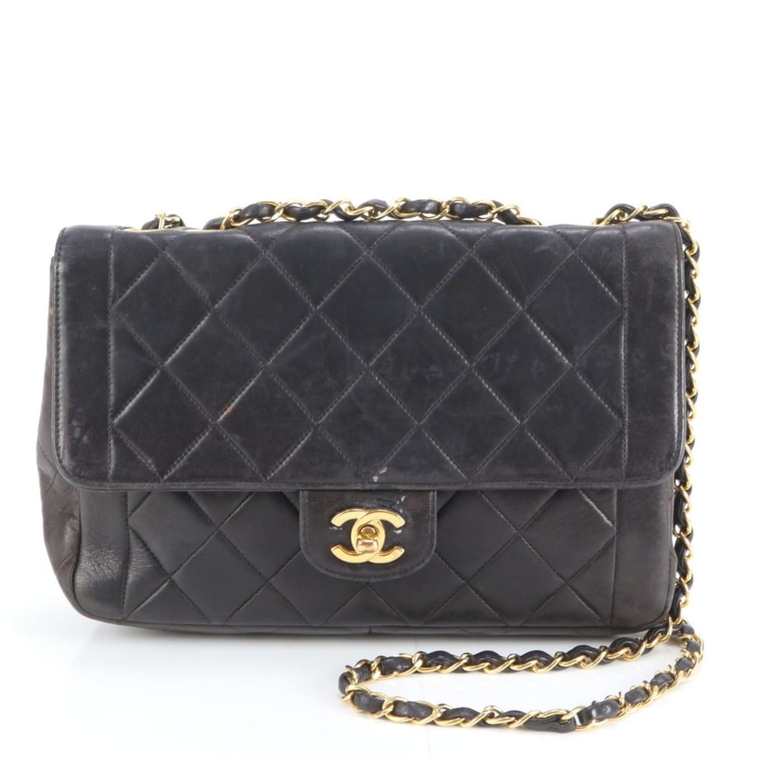 Chanel Matelassé Lambskin Leather Chain Shoulder Bag for Women: --- Catalog ---Category: SizeSize (HxWxD): 18cm x 25cm x 6cm / 7.08'' x 9.84'' x 2.36''Strap Length: 97cm / 38.18''Handle Length: 56cm / 22.04''Category: DesignType: Shoulder bagColor: BlackGender: Wo