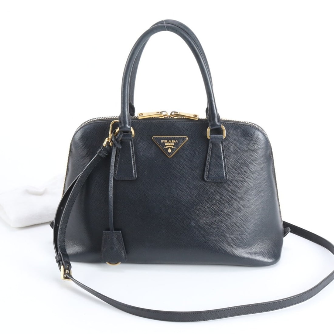 Prada Saffiano Leather Triangle Logo Shoulder Bag Handbag for Women: --- Catalog ---Category: SizeSize (HxWxD): 21cm x 32cm x 13cm / 8.26'' x 12.59'' x 5.11''Category: DesignType: Handbag, Shoulder bagColor: BlackGender: WomenMaterial: Leather Category: GeneralBrand: P