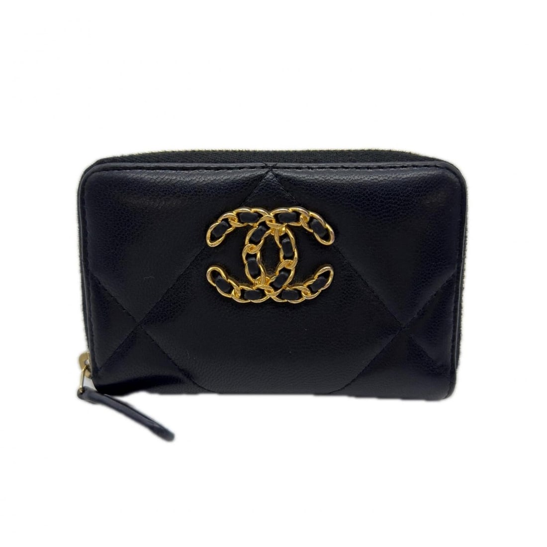 CHANEL Matelassé Chanel 19 Zip Coin Purse AP0949 Wallet/Coin Case Black Lambskin Women's: --- Catalog ---Category: SizeSize (HxWxD): 7cm x 10.5cm x 2cm / 2.75'' x 4.13'' x 0.78''Category: DesignType: Coin purse/coin caseColor: BlackGender: WomenMaterial: Leather Leather/Fur Type: LambskinC