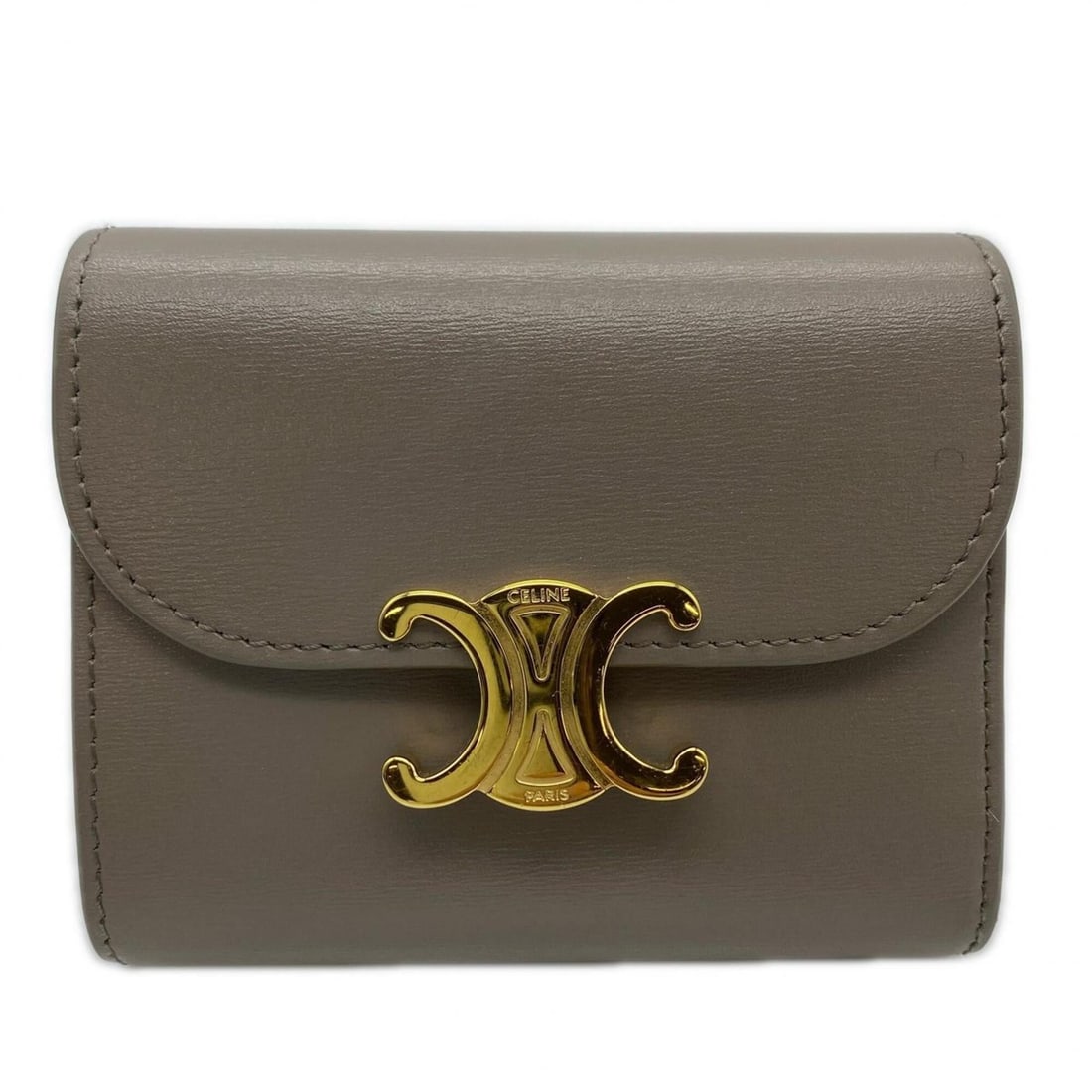 CELINE Triomphe Small Flap Wallet in Shiny Calfskin (10D783DPV.03SA) - Tri-fold wallet greige calf: --- Catalog ---Category: SizeSize (HxWxD): 8.5cm x 10.5cm x 4cm / 3.34'' x 4.13'' x 1.57''Category: DesignType: Wallet (tri-fold)Color: GrayishGender: WomenMaterial: Leather Category: GeneralBrand: Ce