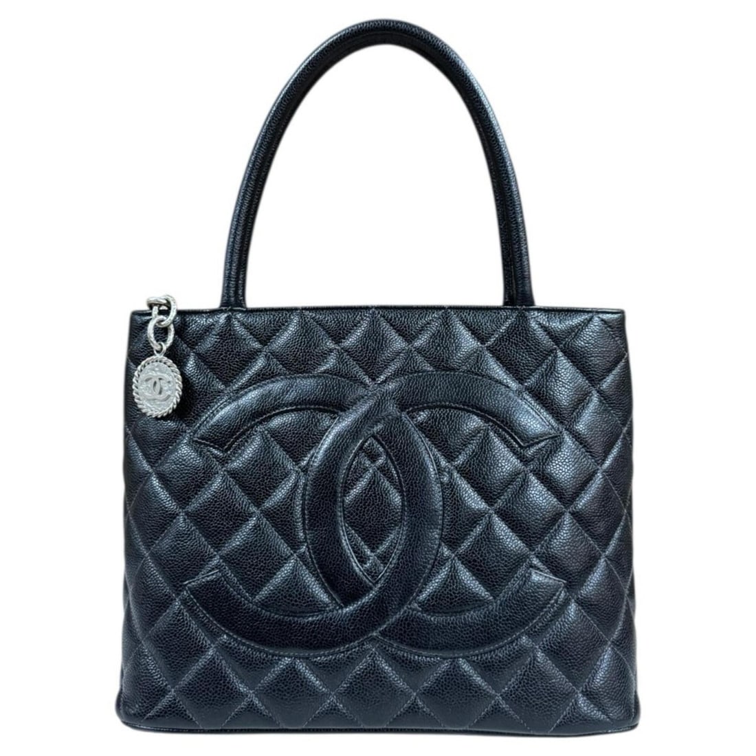 Chanel Reissue Tote Matelassé Bag, Caviar Skin A01804, Black, Women's, Pre-owned.: --- Catalog ---Category: SizeSize (HxWxD): 23.5cm x 30cm x 14.5cm / 9.25'' x 11.81'' x 5.7''Category: DesignType: Tote bagColor: BlackGender: WomenMaterial: Grained Calfskin Category: GeneralMPN: A018
