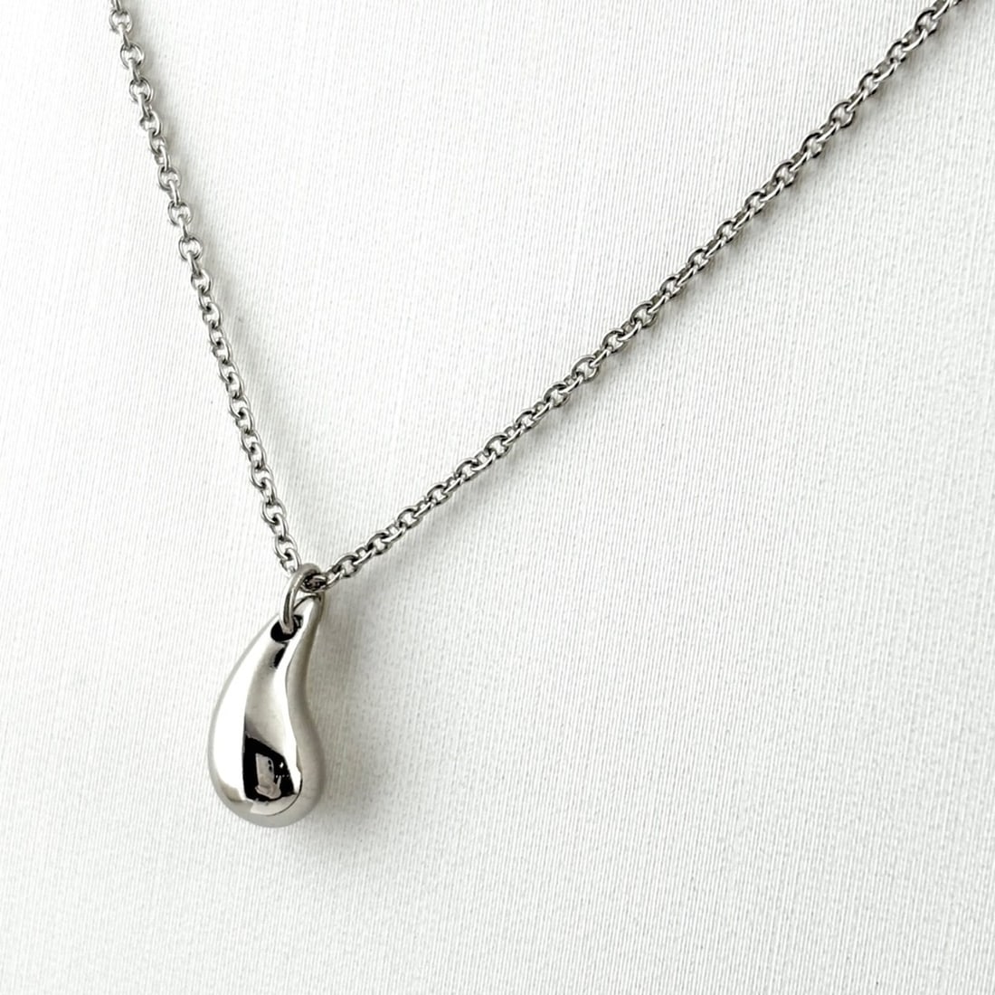 Tiffany & Co. Teardrop Necklace, Platinum Pendant, Elsa Peretti Pt950, Women's: --- Catalog ---Category: SizeStone Size (HxW): 10.90mm x 4.90mm / 0.43'' x 0.19''Neck Circumference: 40 cm / 15.74''Category: DesignColor: SilverGender: WomenMaterial: Platinum 950Pendant Type: Pendan