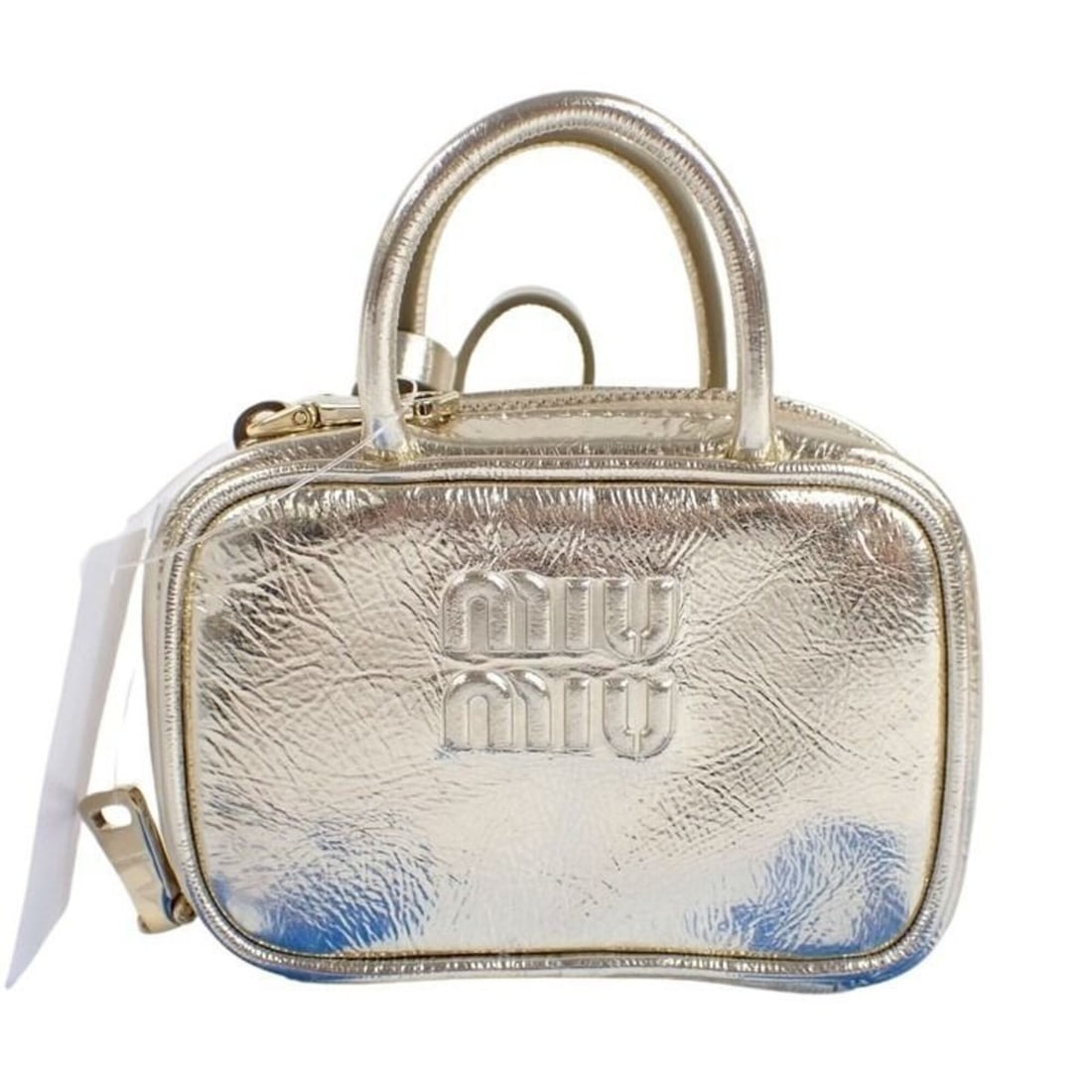 Miu Miu Miu bag charm, micro 5NR036, gold leather, women's mini charm.: --- Catalog ---Category: SizeSize (HxWxD): 6.50mm x 10.00mm x 3.50mm / 0.26'' x 0.39'' x 0.14''Category: DesignType: Handbag charmColor: GoldGender: WomenMaterial: LeatherCategory: GeneralMPN: 5NR036B