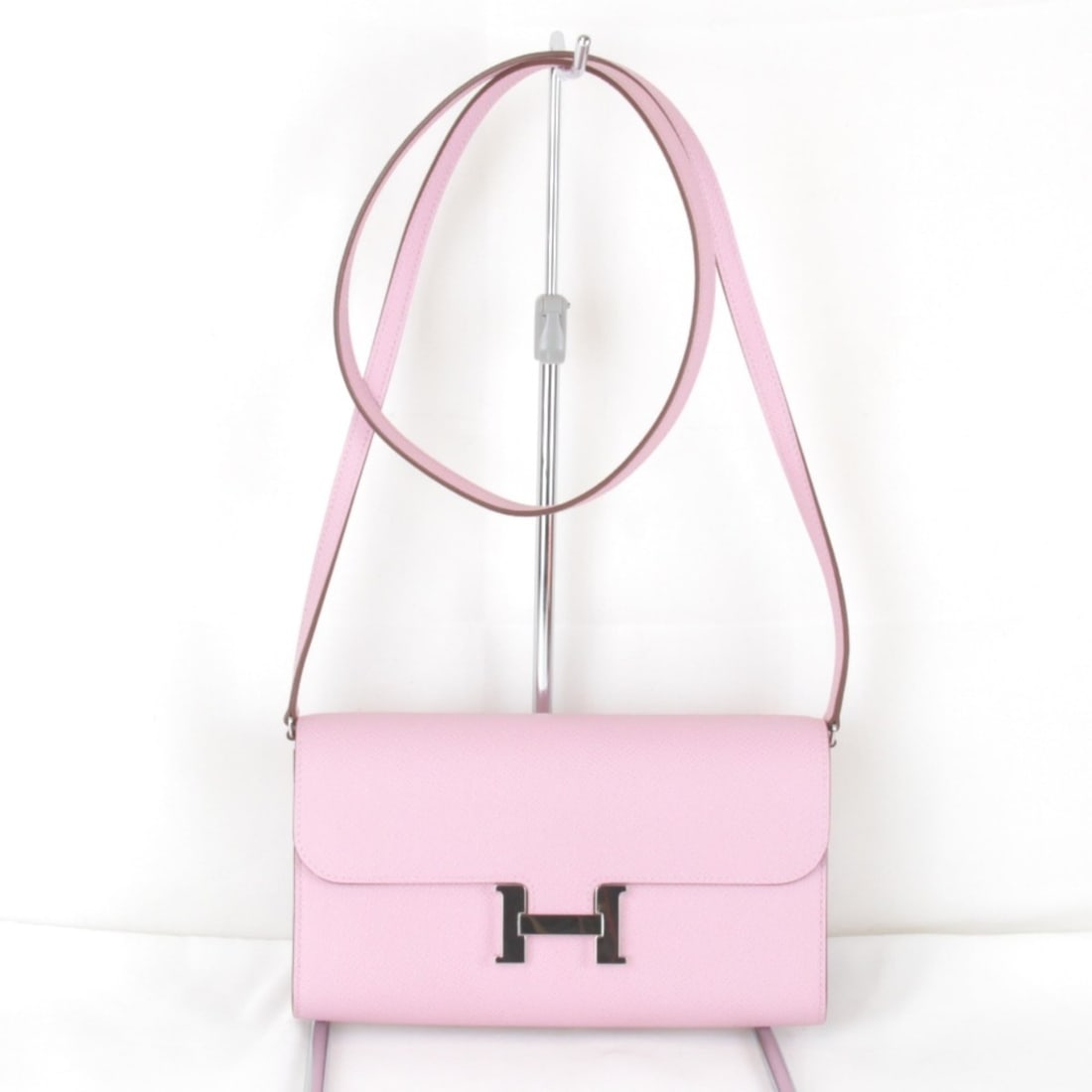 HERMES Constance Two Go Z-stamped shoulder bag, leather, pink, women's, mini size, pochette.: --- Catalog ---Category: SizeSize (HxWxD): 12cm x 20.5cm x 3cm / 4.72'' x 8.07'' x 1.18''Category: DesignType: Pochette, Shoulder bagColor: PinkGender: WomenMaterial: Leather Category: GeneralBrand: H