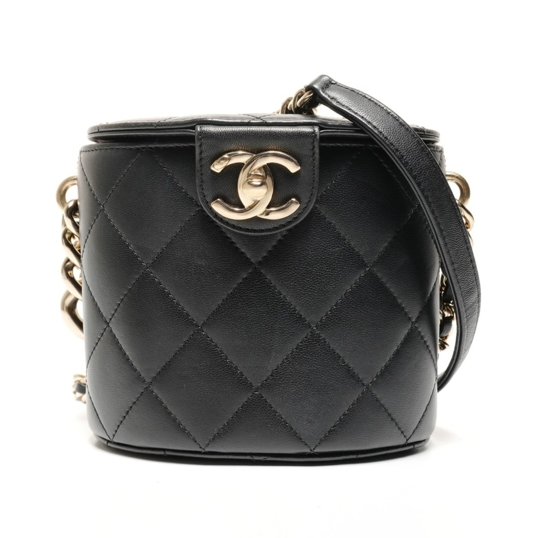 Chanel Mini Vanity Matelassé Chain Shoulder Bag, Black: --- Catalog ---Category: SizeSize (HxWxD): 13cm x 16cm x 10cm / 5.11'' x 6.29'' x 3.93''Strap Length: 120cm / 47.24''Category: DesignType: Shoulder bagColor: BlackGender: WomenCategory: GeneralLine: M