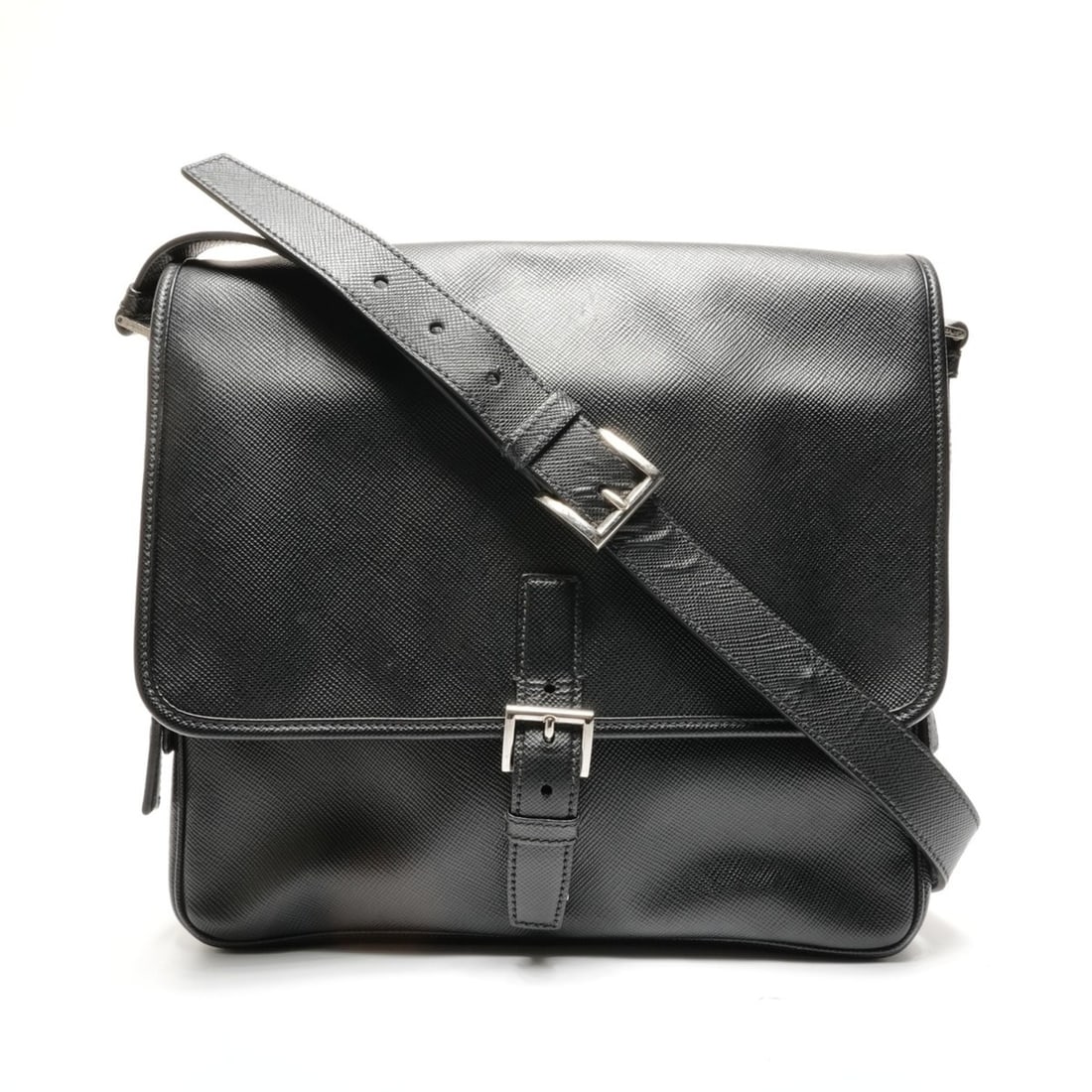 Prada Saffiano Messenger Bag Shoulder Black: --- Catalog ---Category: SizeSize (HxWxD): 30cm x 31cm x 8cm / 11.81'' x 12.2'' x 3.14''Strap Length: 118cm - 131cm / 46.45'' - 51.57''Category: DesignType: Messenger bag, Shoulder bagColor: BlackGend