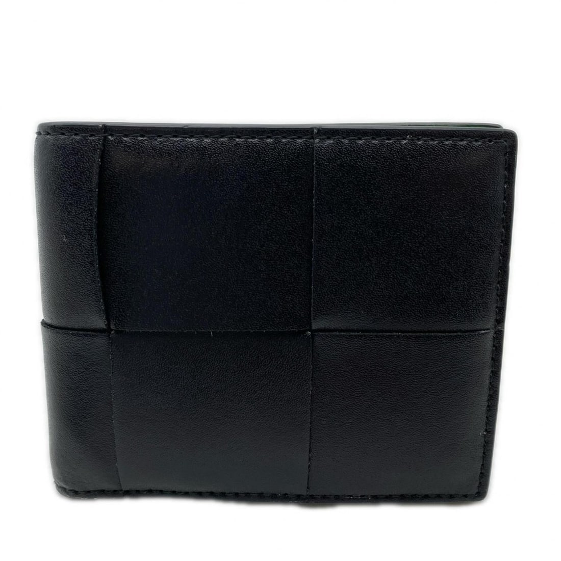 BOTTEGA VENETA Maxi Intrecciato Leather Bi-fold Wallet 743004 - Black/Green Calf Men's: --- Catalog ---Category: SizeSize (HxWxD): 8.5cm x 10cm x 2cm / 3.34'' x 3.93'' x 0.78''Category: DesignType: Wallet (bi-fold)Color: Black, GreenGender: MenClosure: OpenMaterial: Leather Leather/Fur T