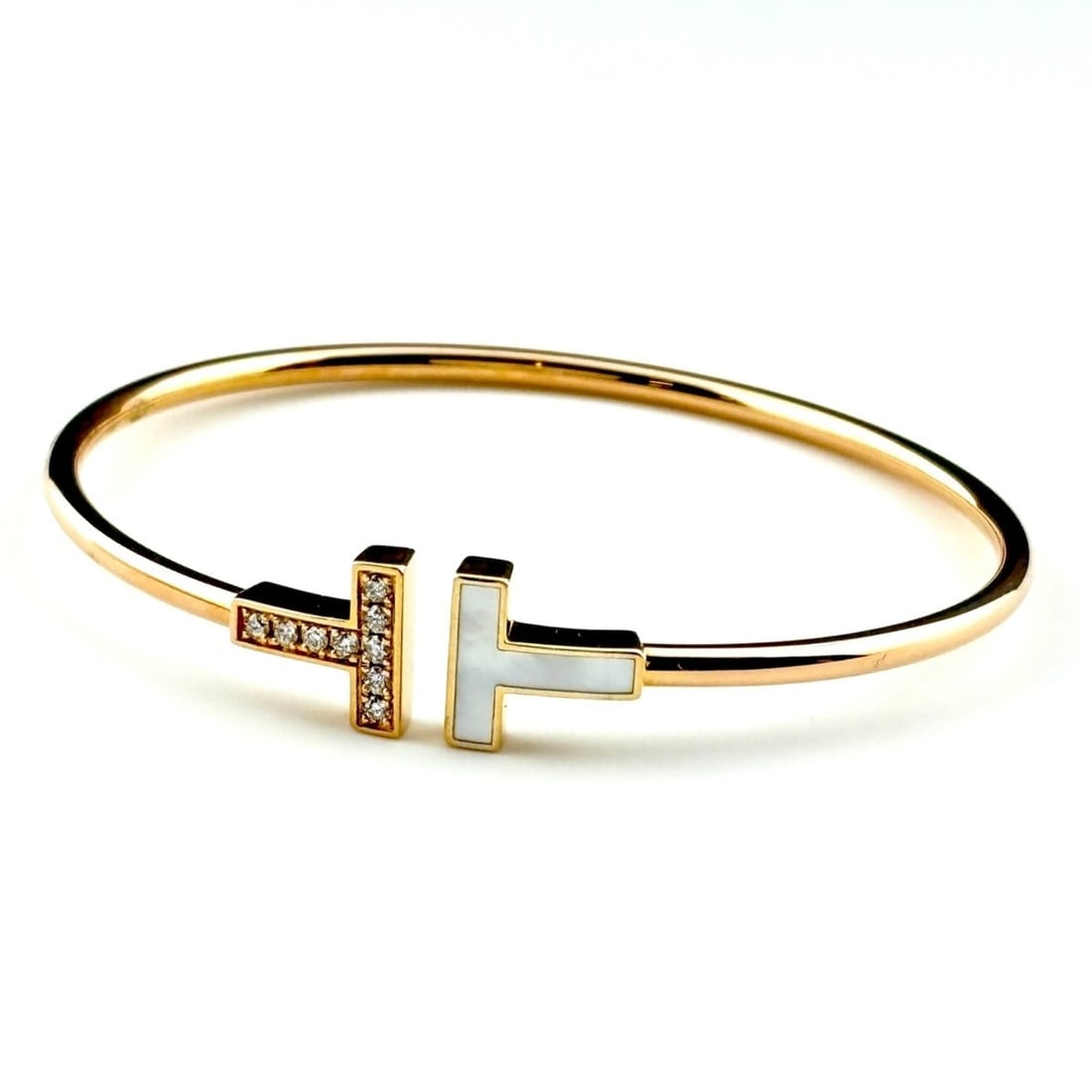 Tiffany & Co. Wire Bracelet PG Pink Gold with Small Diamonds T Bangle 750 Diamond Mother of Pearl: --- Catalog ---Category: SizeLength: 16cm / 6.29''Category: DesignType: Charm braceletColor: PinkGender: WomenMaterial: Pink goldCategory: GeneralBrand: Tiffany--- Item List ---Section: ConditionRanki