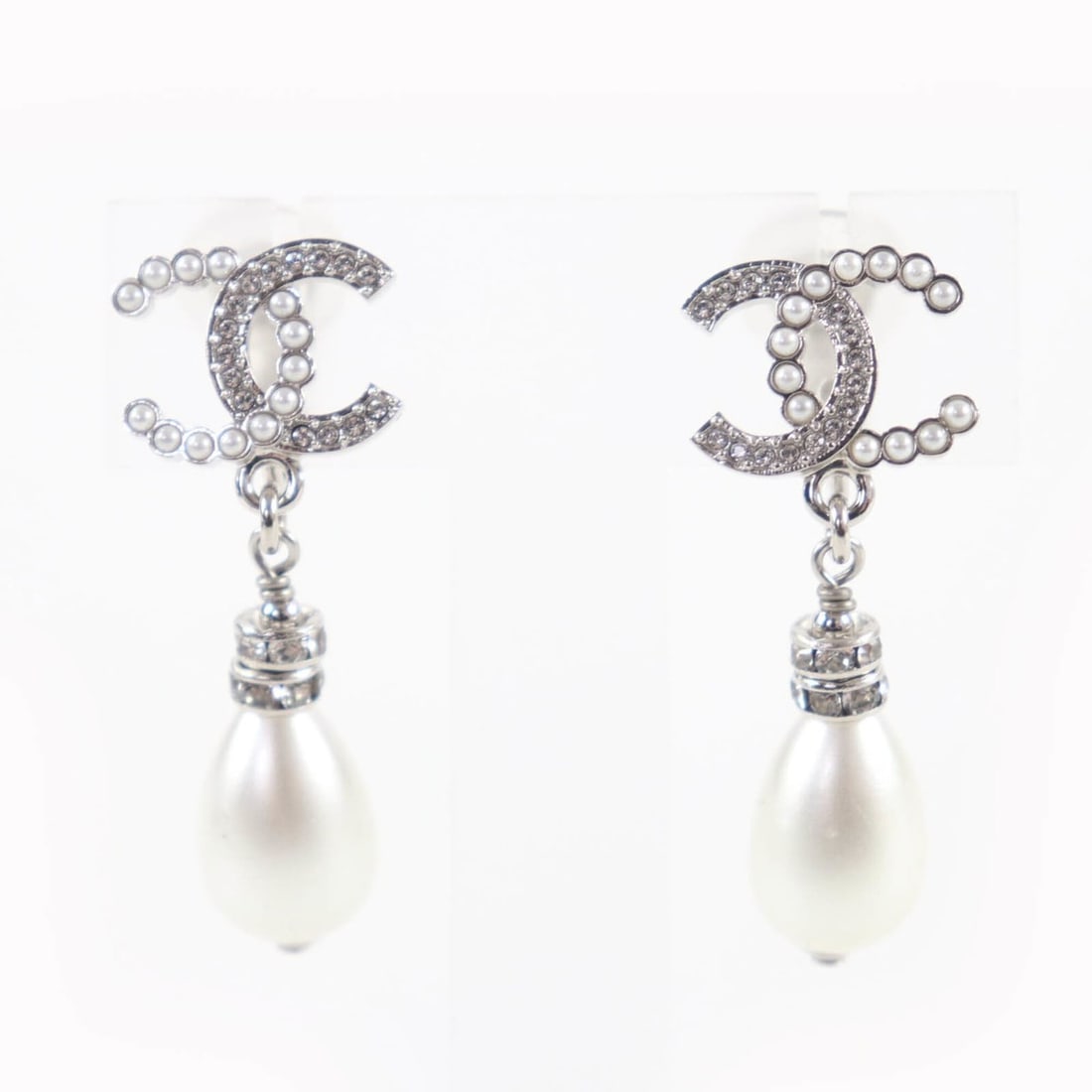 CHANEL B24S Coco Mark Rhinestone Faux Pearl Swing Earrings, Silver & White, with Box Dust Bag, Made: --- Catalog ---Category: SizeSize (HxWxD): 35.00mm x 16.00mm / 1.38'' x 0.63''Category: DesignType: Clip earringsColor: SilverStone: Pearl, RhinestoneGender: WomenCategory: GeneralBrand: ChanelCountry