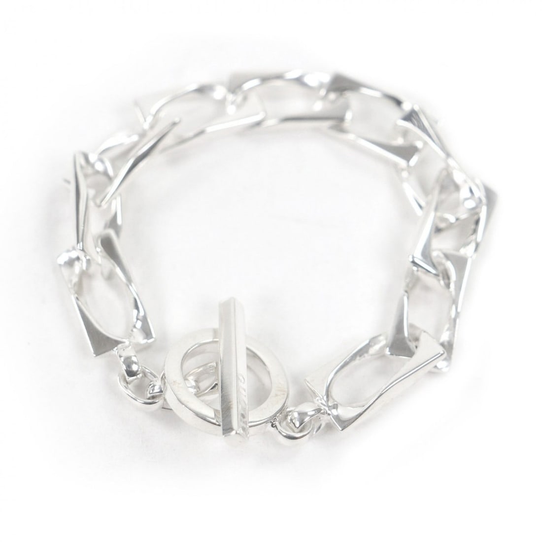 GUCCI Vintage Figaro SV925 Tom Ford Era Chain Bracelet, Silver, with Box and Dust Bag, Size 17, Made: --- Catalog ---Category: SizeWidth: 9mm / 0.35''Length: 19cm / 7.48''Weight: 31.27g / 1.1oz.Category: DesignType: Charm braceletColor: SilverGender: MenSeason: VintageMaterial: Silver 925Category: Gen