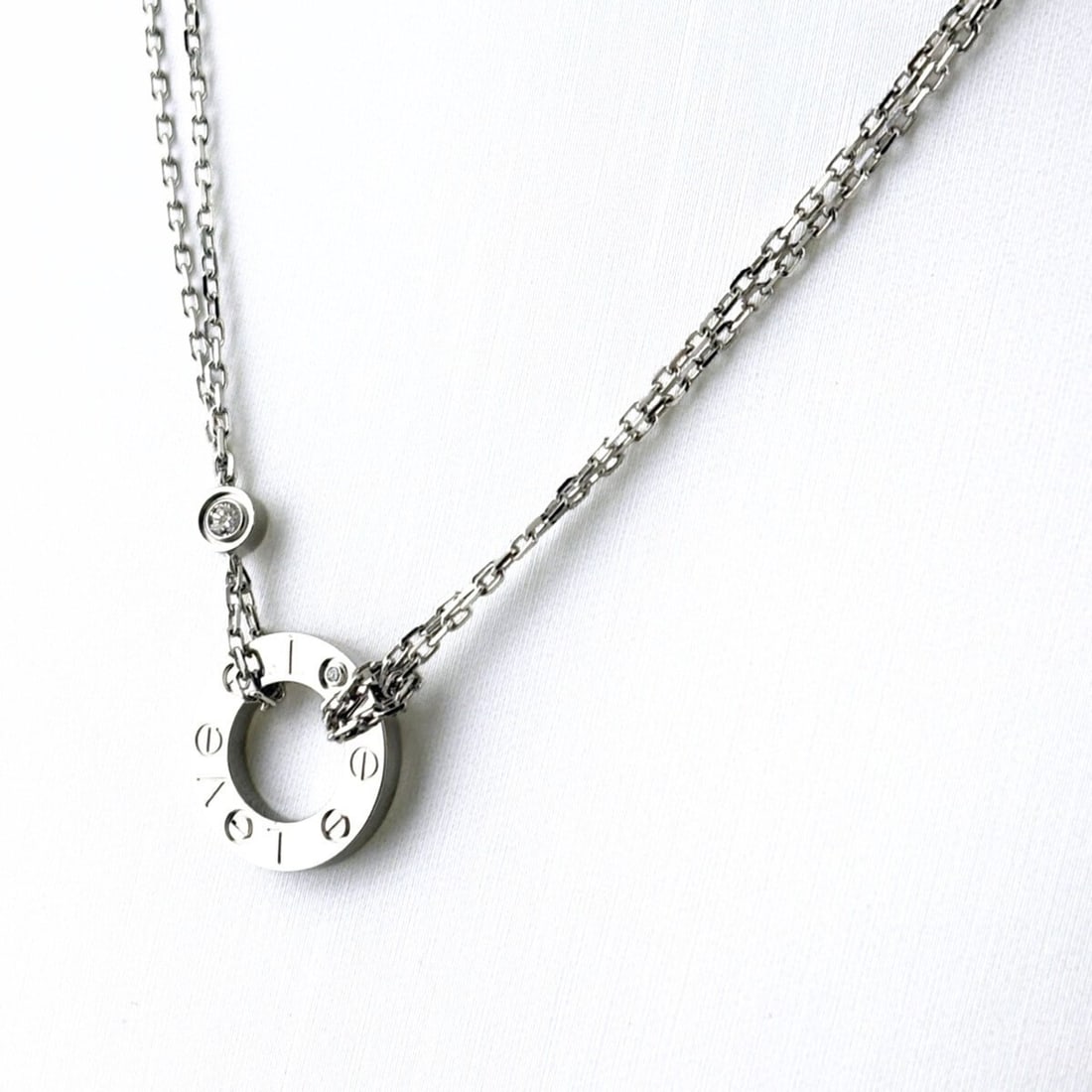 Cartier Love Circle Necklace Pendant 750 for Women: --- Catalog ---Category: SizePendant Size: 13mm x 13mm / 0.51'' x 0.51''Neck Circumference: 40 cm / 15.74''Category: DesignColor: SilverGender: WomenNecklace Type: Pendant necklaceCategory: GeneralBra