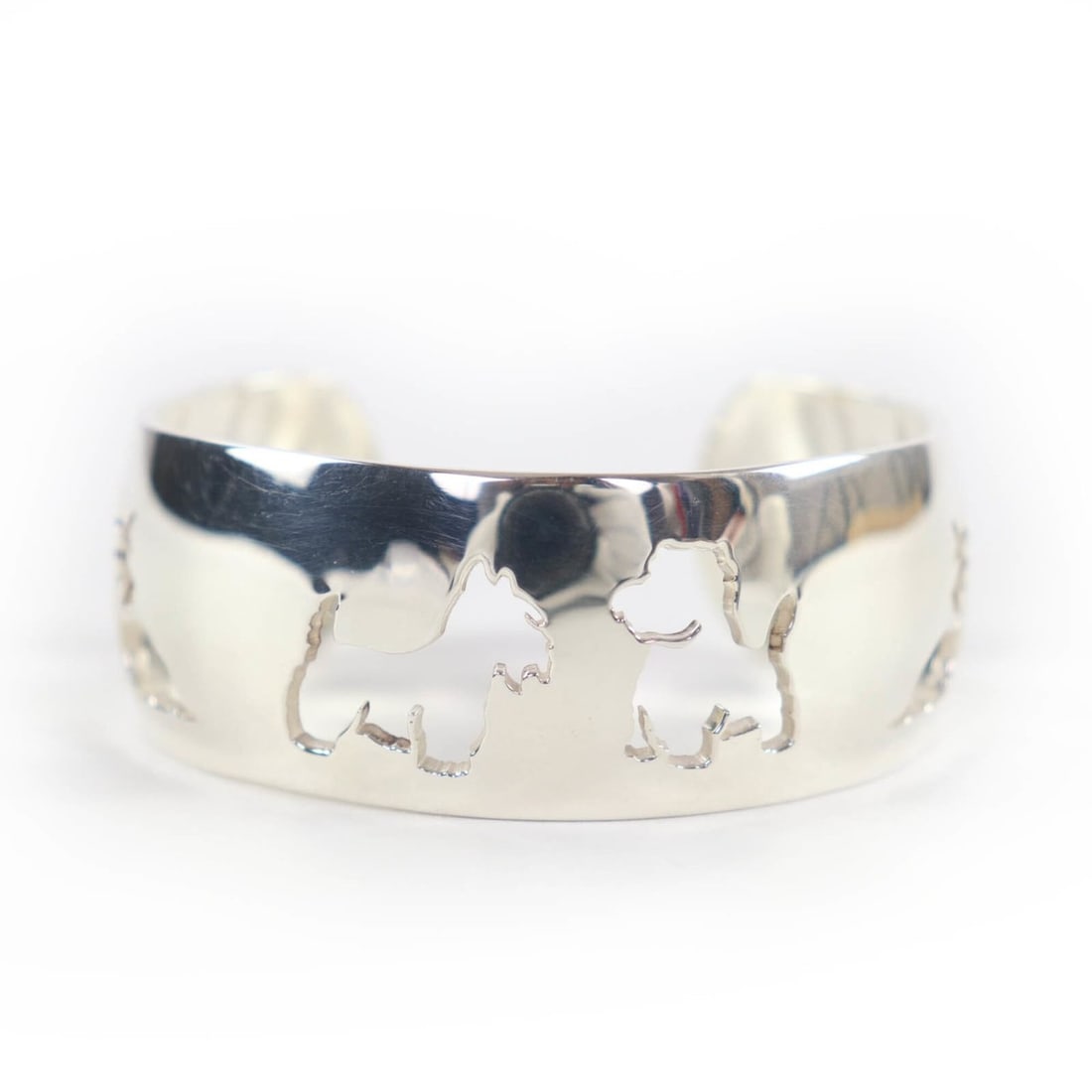 HERMES 925 Dog Design Bracelet Bangle Silver with Case Made in France Weight 53.4g Women's: --- Catalog ---Category: SizeWidth: 15cm / 5.9''Category: DesignType: BangleColor: SilverGender: WomenMaterial: Silver 925Category: GeneralBrand: HermesCountry of Origin: France--- Item List ---Sectio