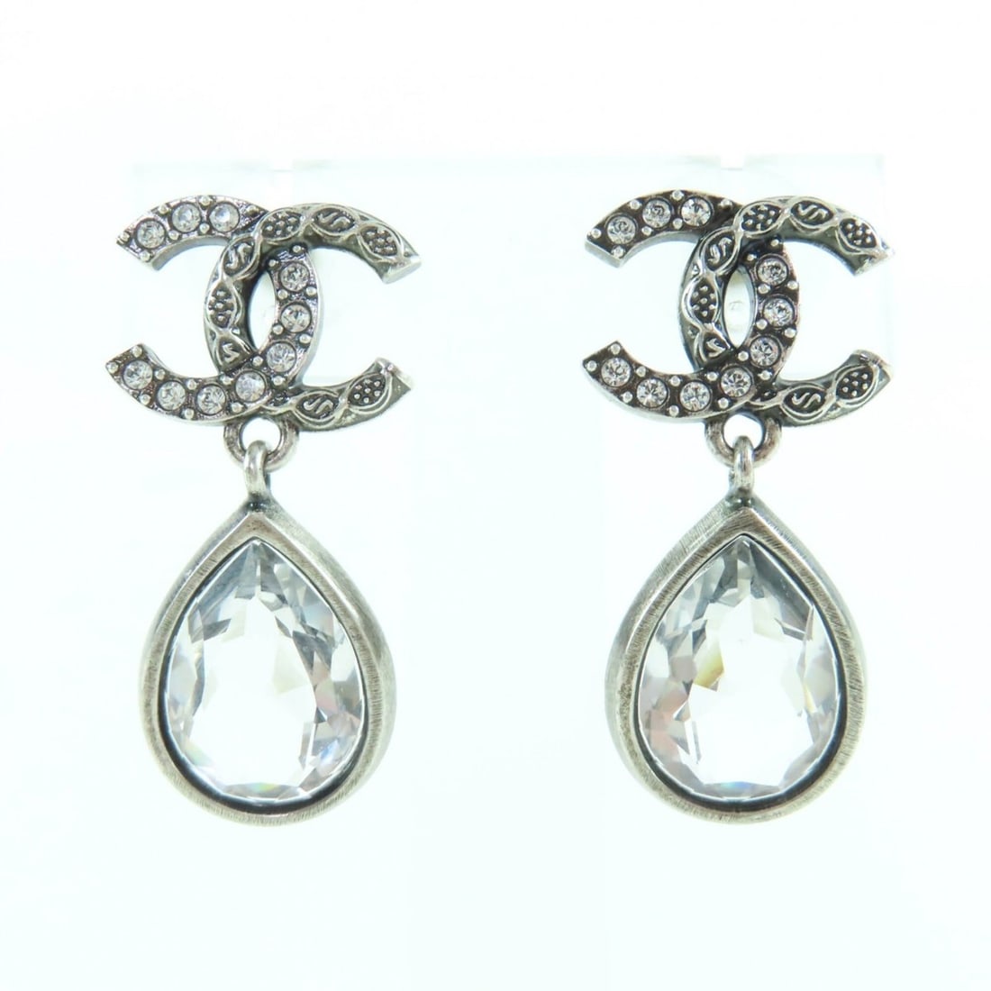 CHANEL 124A ABD777 Metal Crystal Coco Mark Bijou Teardrop Earrings, Silver, with Box, Made in Italy,: --- Catalog ---Category: SizeSize (HxWxD): 4.00mm x 2.00mm / 0.16'' x 0.08''Category: DesignType: Stud earringsColor: SilverGender: WomenMaterial: MetalCategory: GeneralBrand: ChanelCountry of Origin: