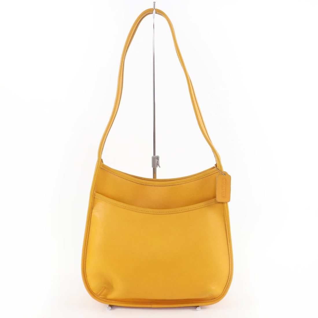 COACH Vintage 9047 Rare Color Old Coach Glove Leather One-Shoulder Bag, Yellow, with Dust Made in: --- Catalog ---Category: SizeSize (HxWxD): 24cm x 29cm x 7cm / 9.44'' x 11.41'' x 2.75''Category: DesignType: Shoulder bagColor: YellowGender: WomenMaterial: Leather Category: GeneralBrand: CoachCount