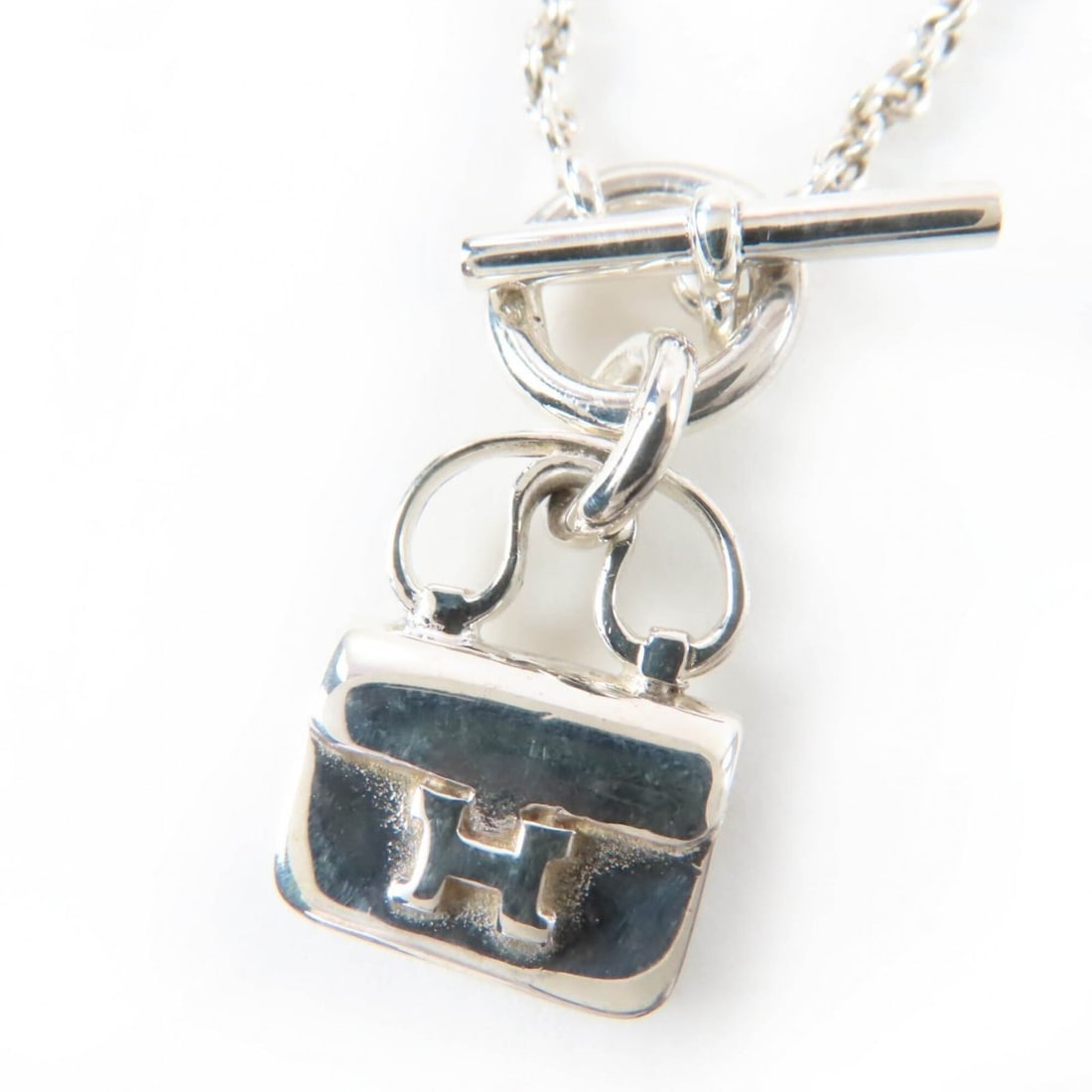 HERMES 925 Amulette Constance Pendant Necklace, Silver, Weight 12.65g, Women's: --- Catalog ---Category: SizePendant Size: 2.7mm x 1.1mm / 0.1'' x 0.04''Neck Circumference: 40 cm / 15.74''Category: DesignColor: SilverGender: WomenMaterial: Silver 925Necklace Type: Pendant necklac