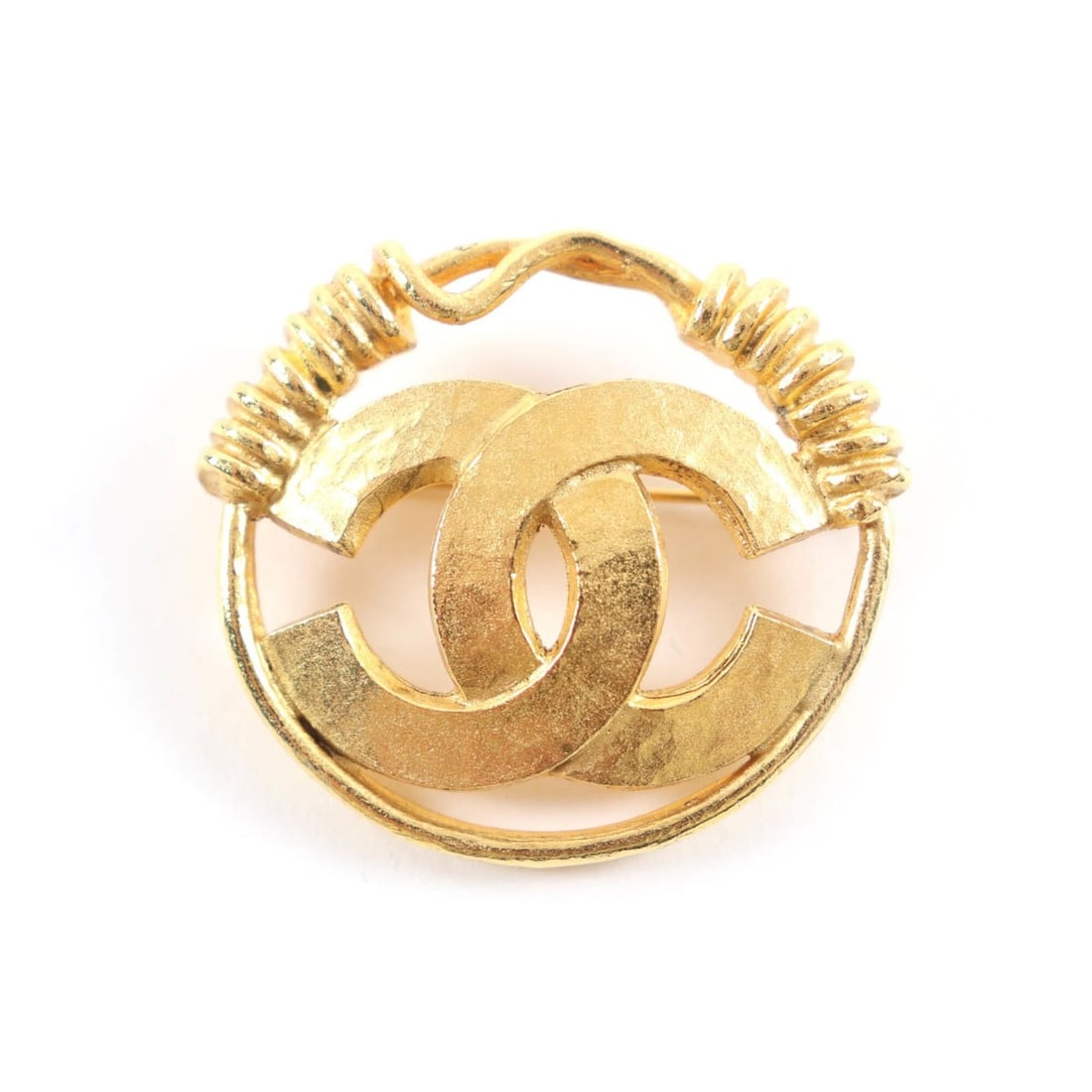 CHANEL Vintage 94P Coco Mark Coil Brooch, Gold, with Box, Made in France, Women's.: --- Catalog ---Category: SizeSize (HxWxD): 4cm x 4.2cm / 1.57'' x 1.65''Category: DesignType: BroochColor: GoldGender: WomenCategory: GeneralBrand: ChanelCountry of Origin: France--- Item List ---Sect