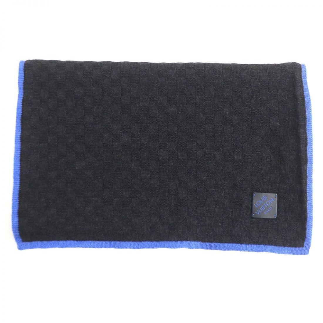 LOUIS VUITTON M70528 Echarpe Edge Logo Leather Patch Damier Silk and Cashmere Blend Wool: --- Catalog ---Category: SizeSize (LxW): 1.77m x 34cm / 69.68'' x 13.38''Category: DesignType: StoleColor: Blue, Dark grayGender: MenMaterial: Wool 70%, Silk 20%, Cashmere 10%, Leather Category: Gener