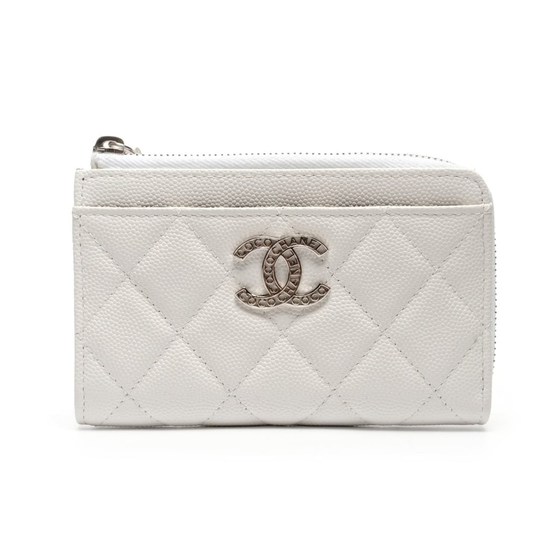 Chanel Matelassé Caviar Skin Fragment Case Wallet/Coin Purse White: --- Catalog ---Category: SizeSize (HxWxD): 8.5cm x 13cm x 2cm / 3.34'' x 5.11'' x 0.78''Category: DesignType: Coin purse/coin caseColor: WhiteGender: WomenMaterial: Grained Calfskin Category: GeneralL