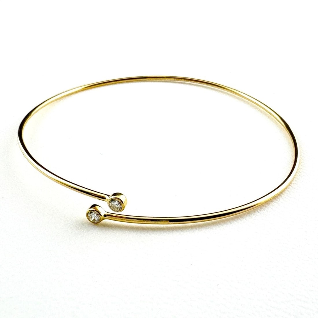 Tiffany & Co. Hoop Single Row Bangle, Yellow Gold (YG), with Small Diamonds, 750 Diamond, Women's: --- Catalog ---Category: SizeLength: 17cm / 6.69''Category: DesignType: Charm braceletGender: WomenMaterial: Yellow goldCategory: GeneralBrand: Tiffany--- Item List ---Section: ConditionRanking: Rank