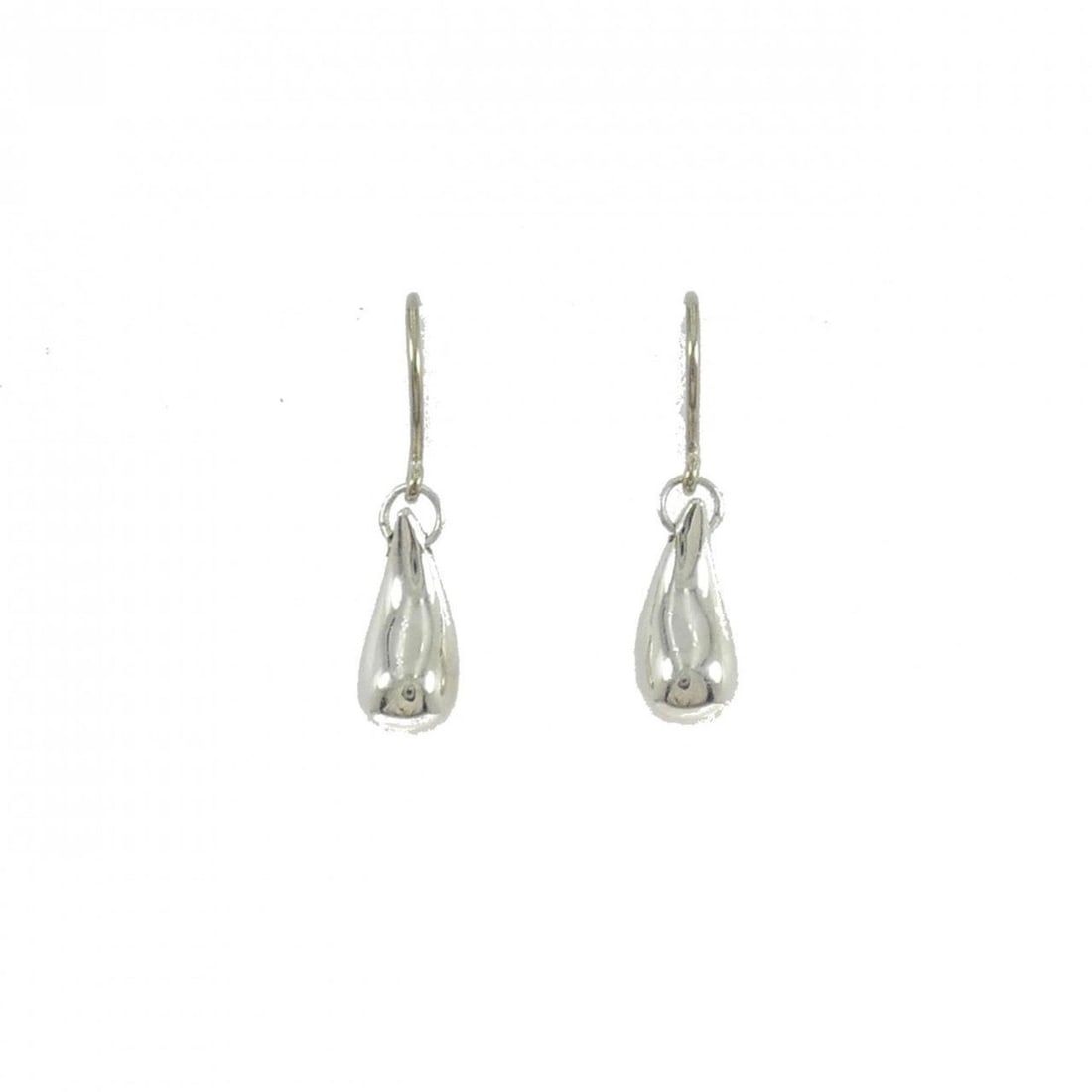 Tiffany & Co. Teardrop Earrings: --- Catalog ---Category: SizeSize (HxWxD): 12.20mm x 5.50mm / 0.48'' x 0.22''Category: DesignColor: SilverGender: WomenMaterial: Silver 925Category: GeneralBrand: Tiffany--- Item List ---Section: Cond