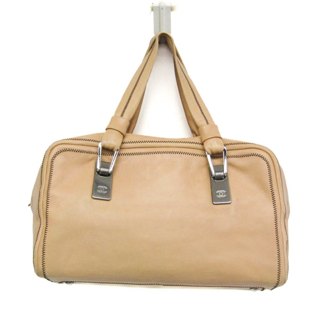 Chanel Mini Boston Bag Women's Leather Boston Bag Beige: --- Catalog ---Category: SizeWeight: 680g / 1.49lb.Size (HxWxD): 17cm x 28cm x 20cm / 6.69'' x 11.02'' x 7.87''Handle Length: 40cm / 15.74''Category: DesignType: Boston bagColor: BeigeGender: WomenClo