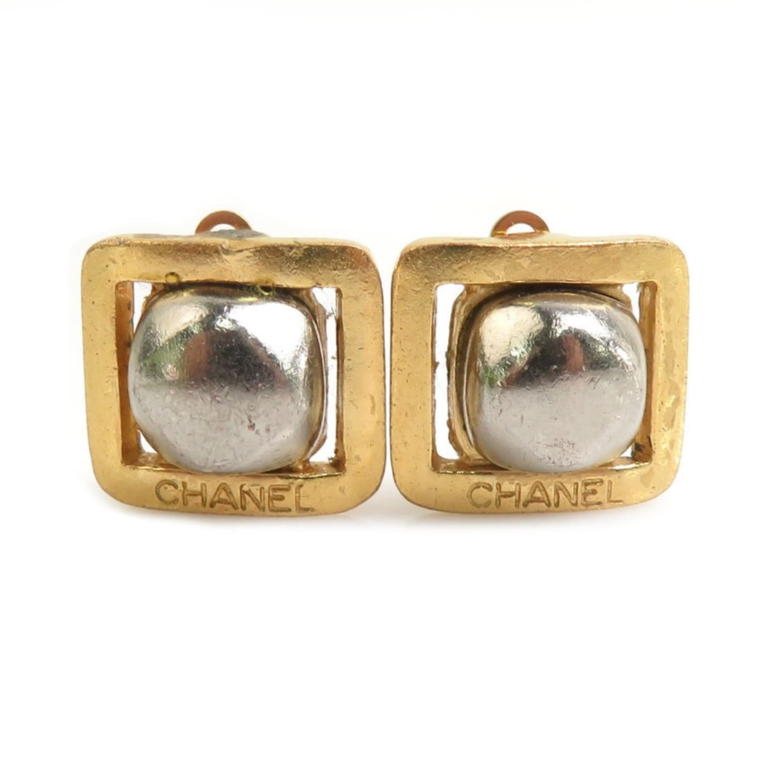 Chanel earrings, metal, gold and silver, for women. Free shipping. e61633a: --- Catalog ---Category: SizeSize (HxWxD): 16.00mm x 18.00mm / 0.63'' x 0.71''Category: DesignType: Clip earringsColor: Gold, SilverGender: WomenMaterial: MetalCategory: GeneralBrand: ChanelCountry of