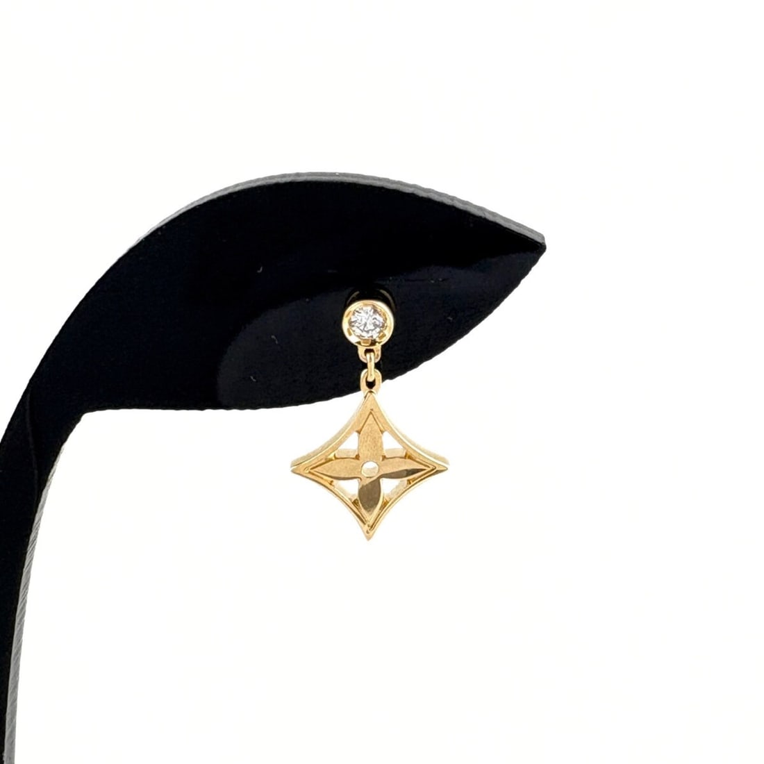 Louis Vuitton Monogram Idylle Earrings, Yellow Gold (YG), Single Earring, 750 Diamond, Women's.: --- Catalog ---Category: SizeSize (HxWxD): 9.80mm x 15.40mm / 0.39'' x 0.61''Category: DesignType: Stud earringsGender: WomenMaterial: Yellow goldSingle earring: YesCategory: GeneralBrand: Louis Vuitt