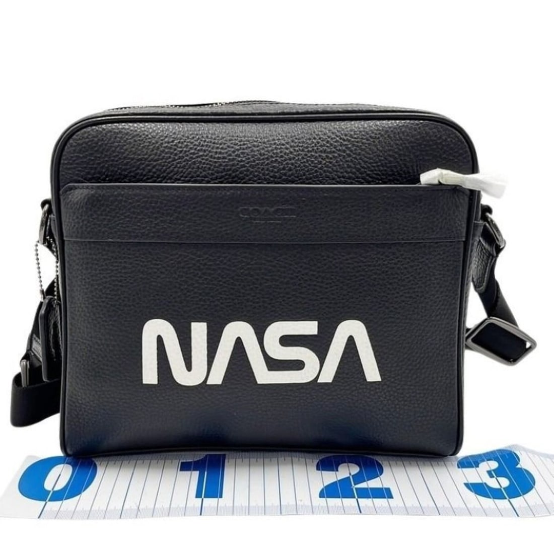 COACH CHARLES CAMERA F28319 Black Leather Men's Crossbody Bag (NASA): --- Catalog ---Category: SizeSize (HxWxD): 24cm x 28cm x 6cm / 9.44'' x 11.02'' x 2.36''Category: DesignType: Shoulder bagColor: BlackGender: MenMaterial: Leather Category: GeneralMPN: F28319Brand: Co