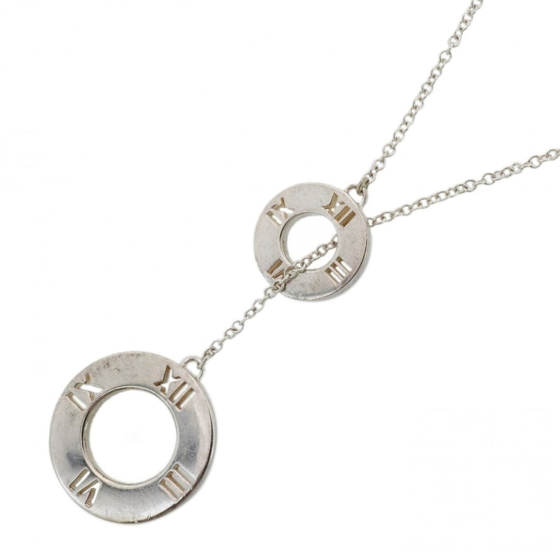 Tiffany & Co. Atlas Lariat Necklace, Sterling Silver 925, Women's, P2293765: --- Catalog ---Category: SizePendant Size: 22.5mm x 14mm / 0.88'' x 0.55''Neck Circumference: 47 cm / 18.5''Category: DesignGender: WomenMaterial: Silver 925Necklace Type: NecklaceCategory: GeneralBra