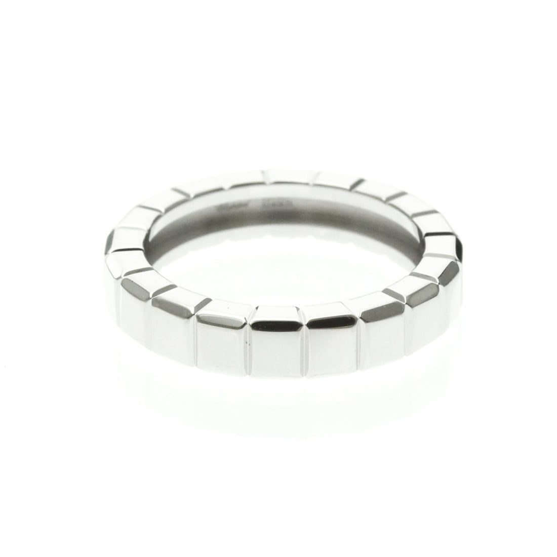 Chopard Ice Cube Ring 827407 White Gold (18K) Fashion No Stone Band Ring Silver: --- Catalog ---Category: SizeWidth: 4.5mm / 0.18''Weight: 8.4g / 0.29oz.JP Size: 16US Size: 7.5Category: DesignType: Band ringColor: SilverMetal: White GoldStone: No StoneStyle: FashionGender: Men,Wom