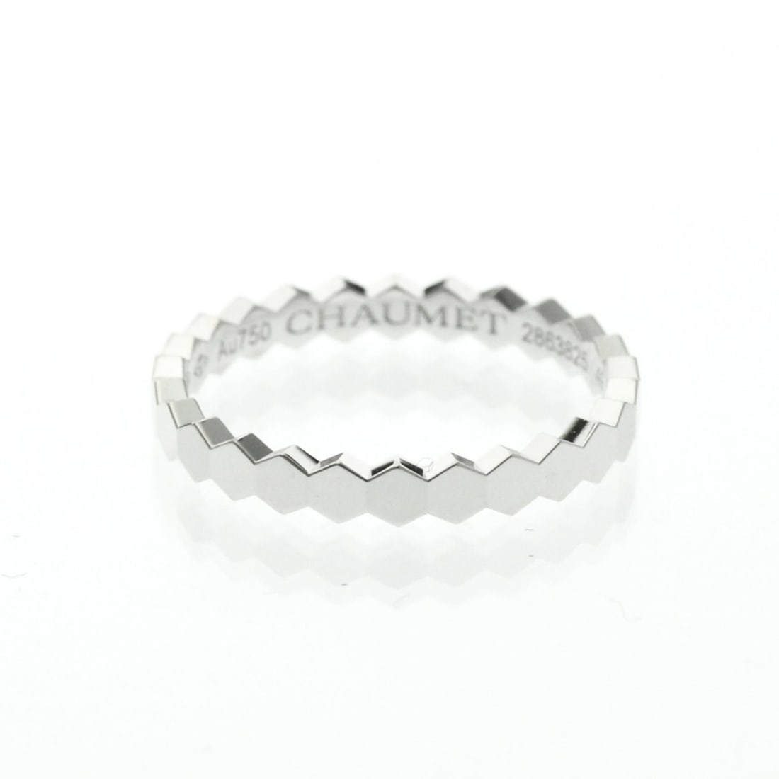 Chaumet Be My Love Honeycomb Ring 081930-049 White Gold (18K) Fashion No Stone Band Ring Silver: --- Catalog ---Category: SizeWidth: 2.5mm / 0.1''Weight: 1.9g / 0.06oz.JP Size: 9US Size: 4 3/4Brand Size: 49Category: DesignType: Band ringColor: SilverMetal: White GoldStone: No StoneStyle:
